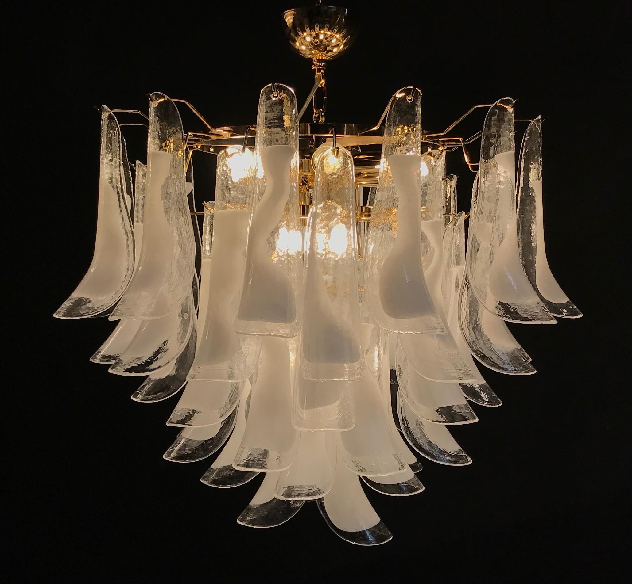 Enorme lampadario o plafoniera di Murano con petali di tulipano bianchi in vendita 1