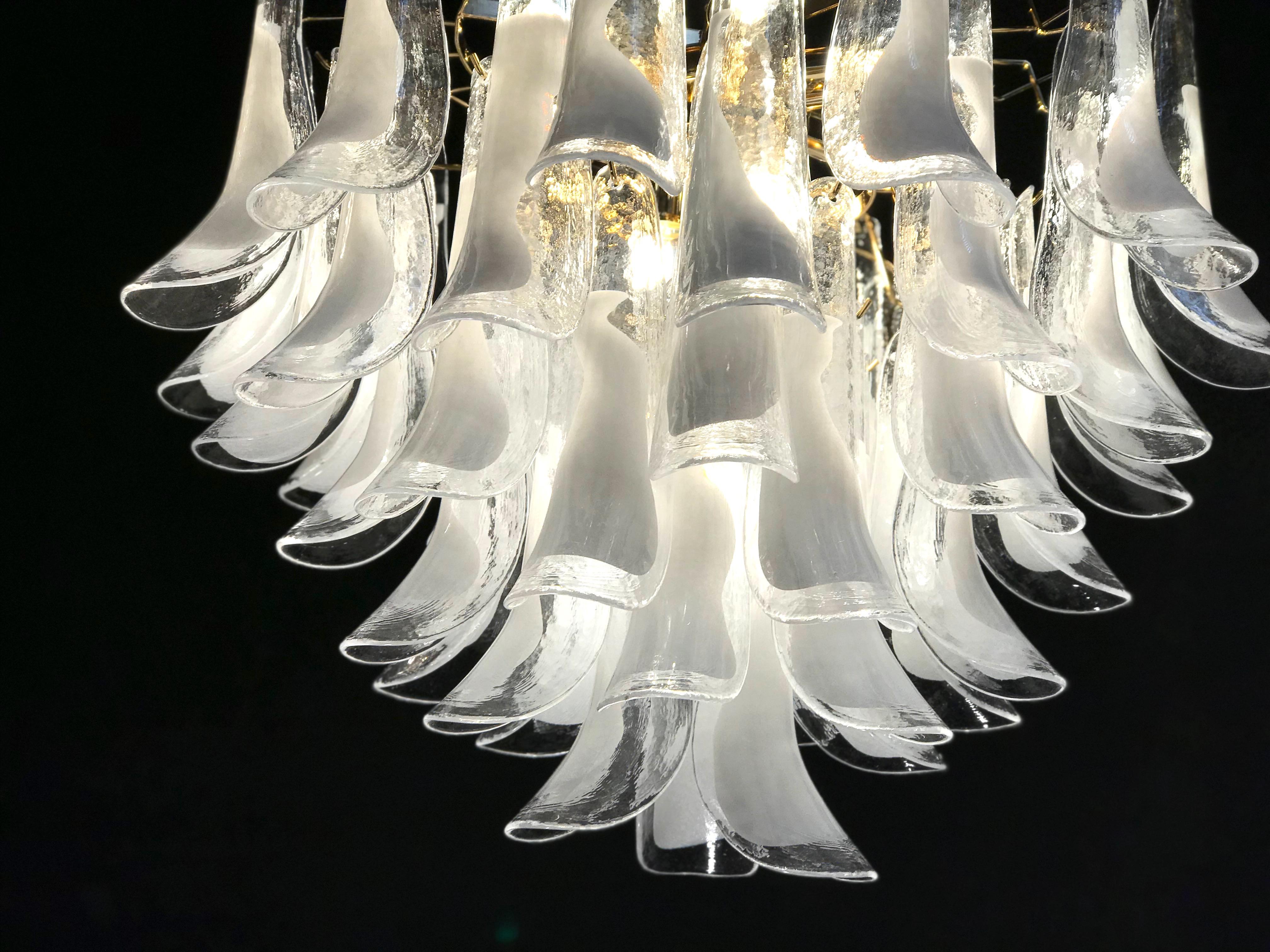 Enorme lampadario o plafoniera di Murano con petali di tulipano bianchi in vendita 2