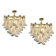 Enorme lampadario o plafoniera di Murano con petali di tulipano bianchi