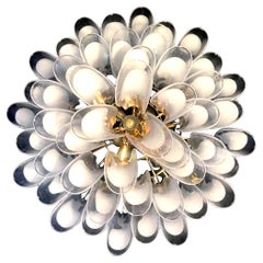 Enorme lampadario o plafoniera di Murano con petali di tulipano bianchi