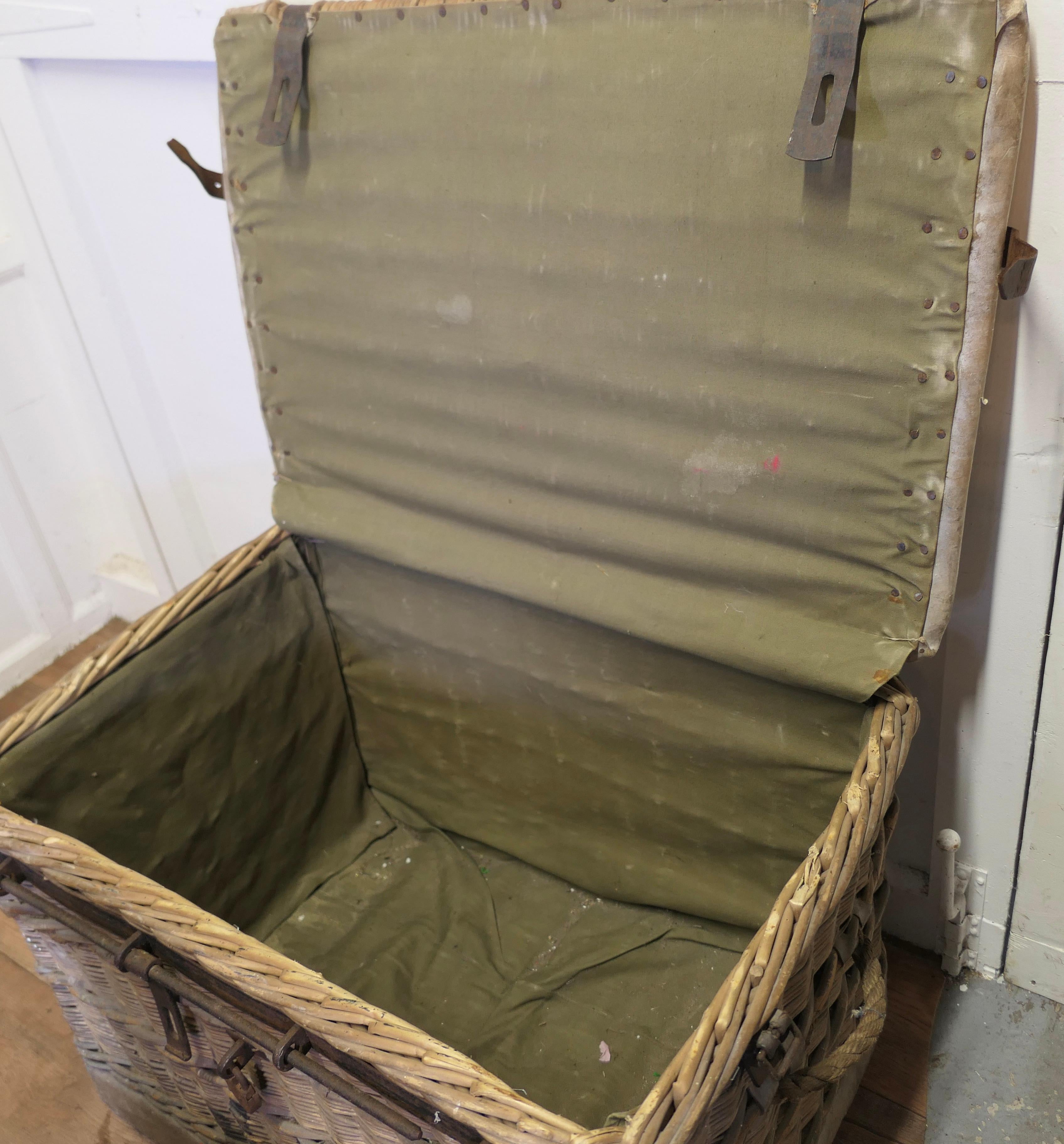 Huge Wicker Railway Parcel Hamper Very strong and attractive piece In Good Condition For Sale In Chillerton, Isle of Wight