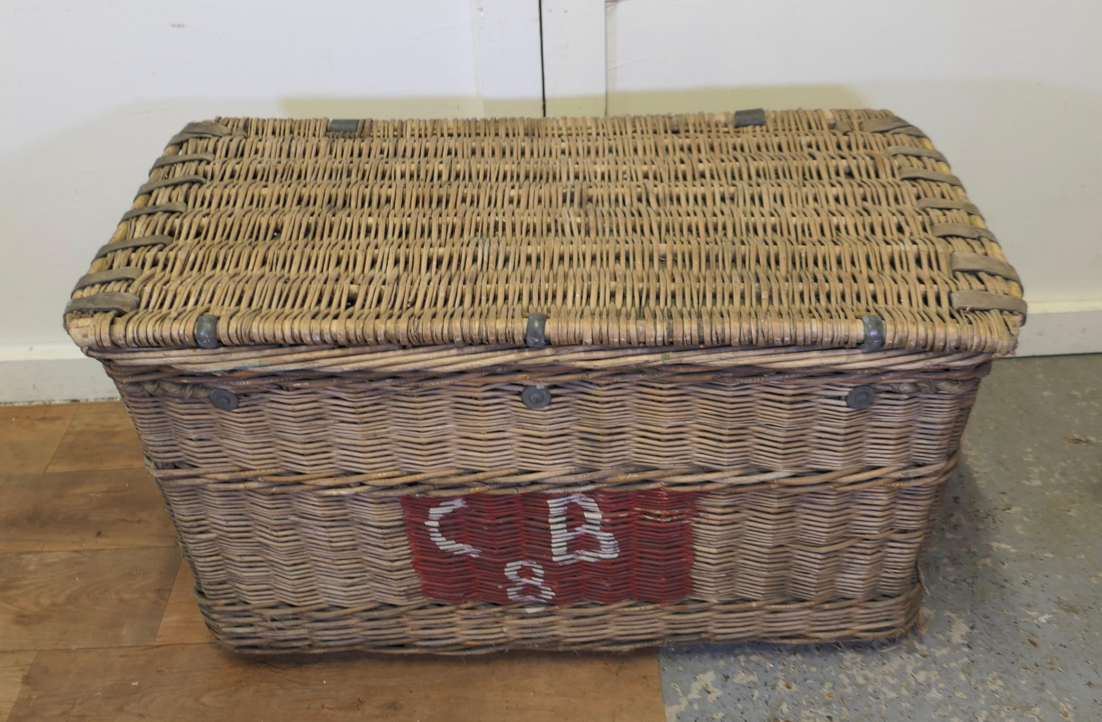 Huge Wicker Railway Parcel Hamper Very strong and attractive piece  For Sale 3