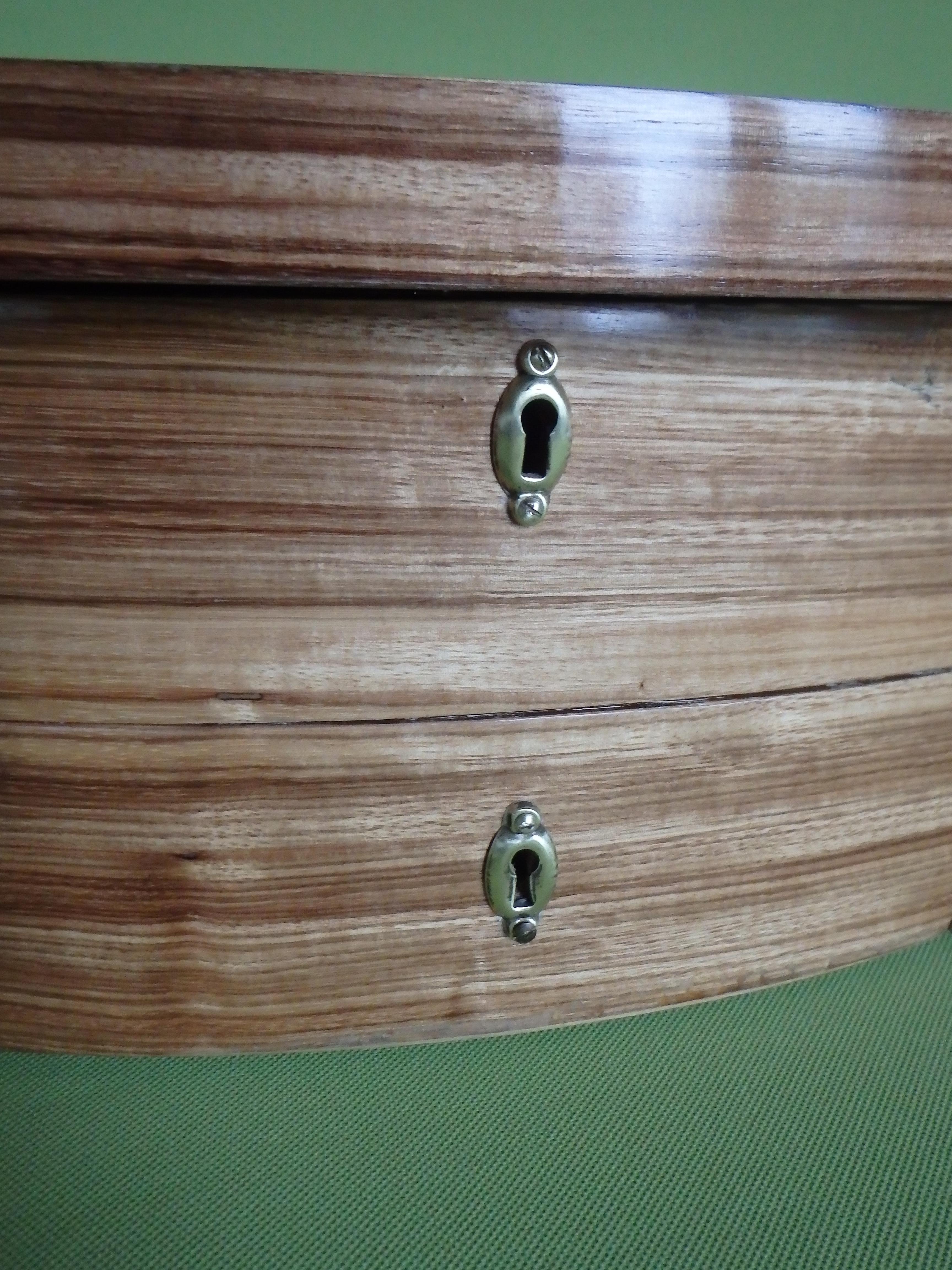 großes Holz  Schmuck- oder Schminkkasten mit ovalem Spiegel für den Schminktisch mit Schublade und 2 Schlössern
Ankleide- oder Schminktruhe 