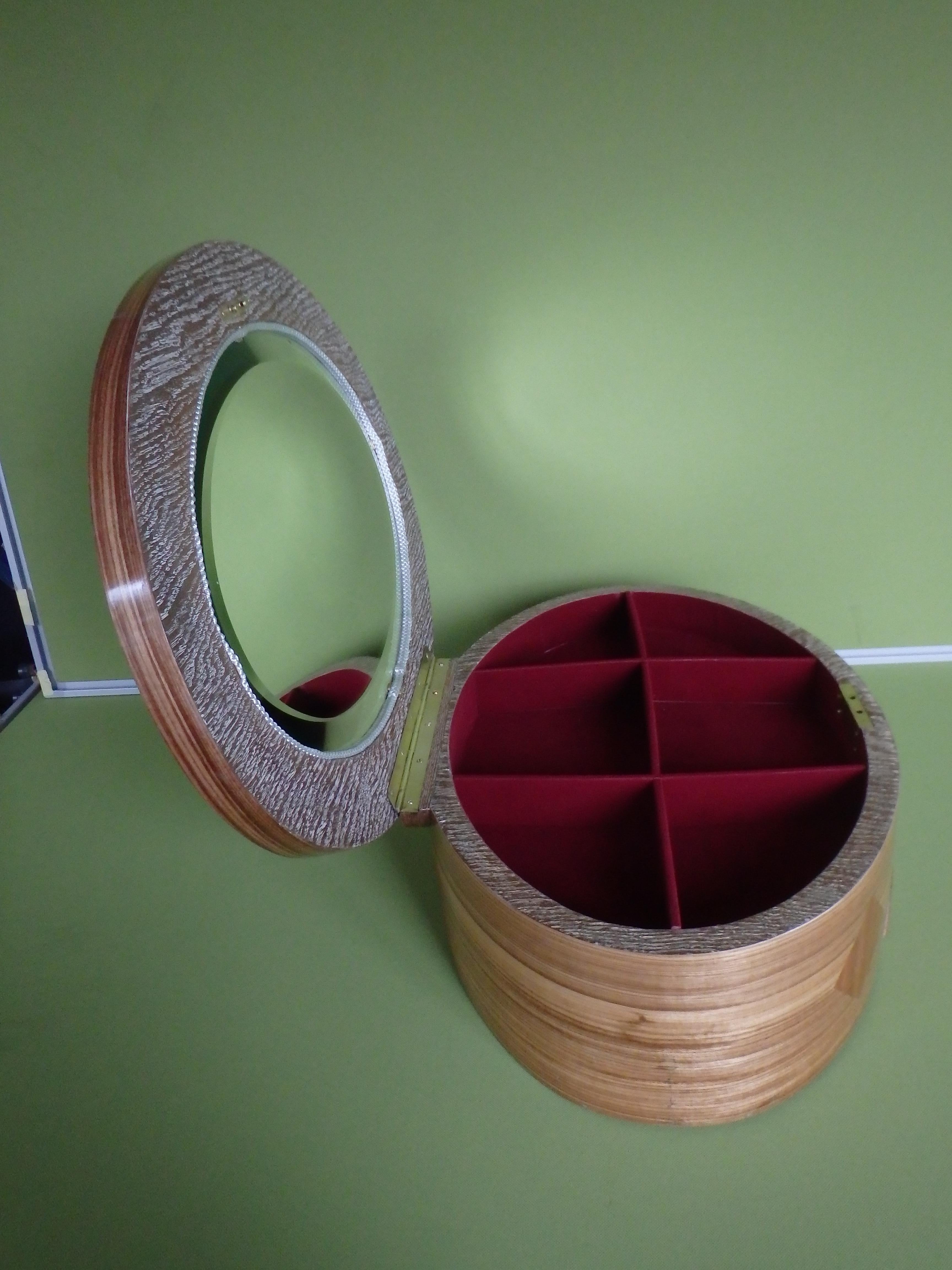 großes Holz  Schmuck- oder Schminkkästchen mit ovalem Spiegel für den Schminktisch  (Arts and Crafts) im Angebot