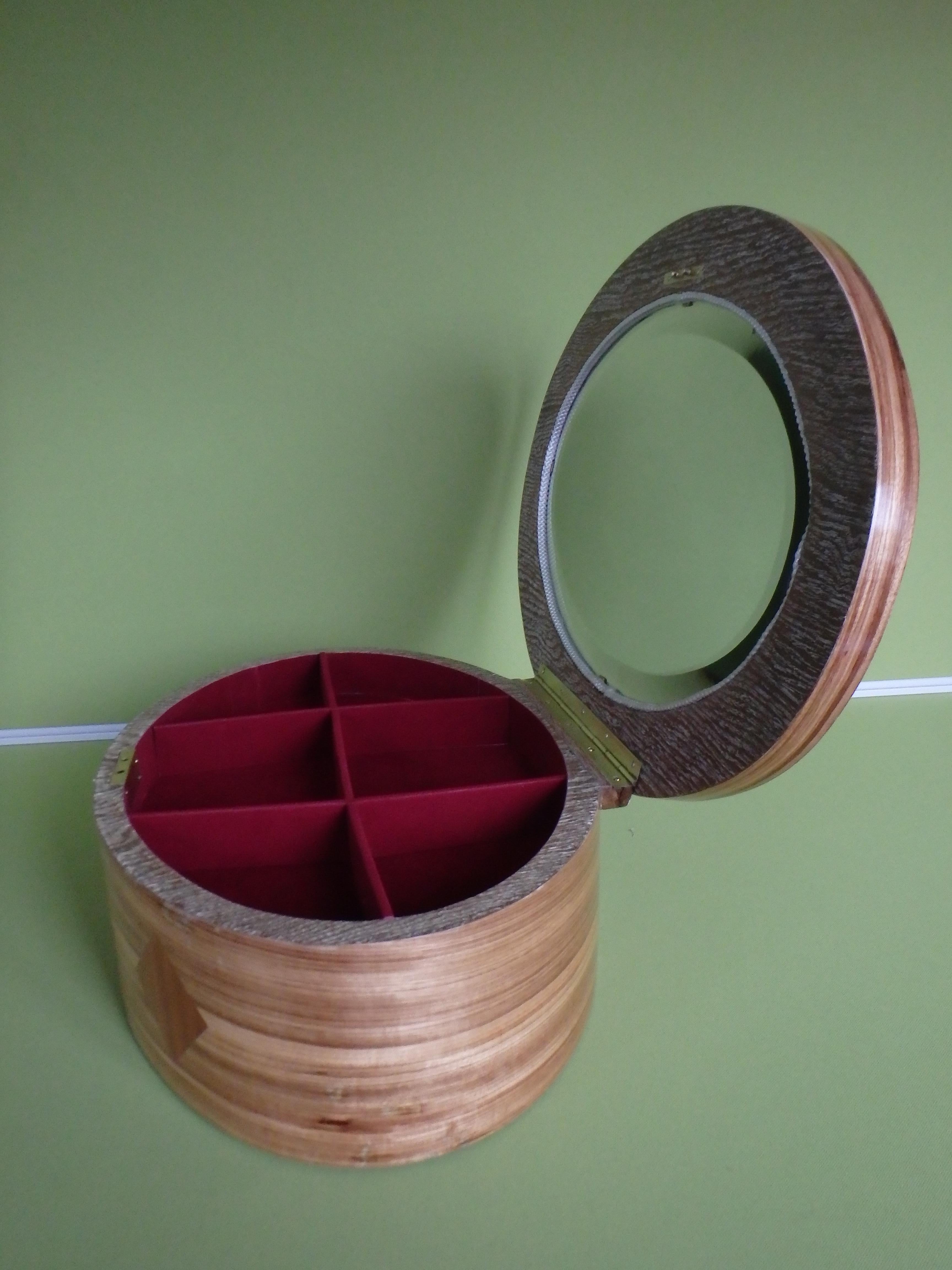 großes Holz  Schmuck- oder Schminkkästchen mit ovalem Spiegel für den Schminktisch  (Frühes 20. Jahrhundert) im Angebot
