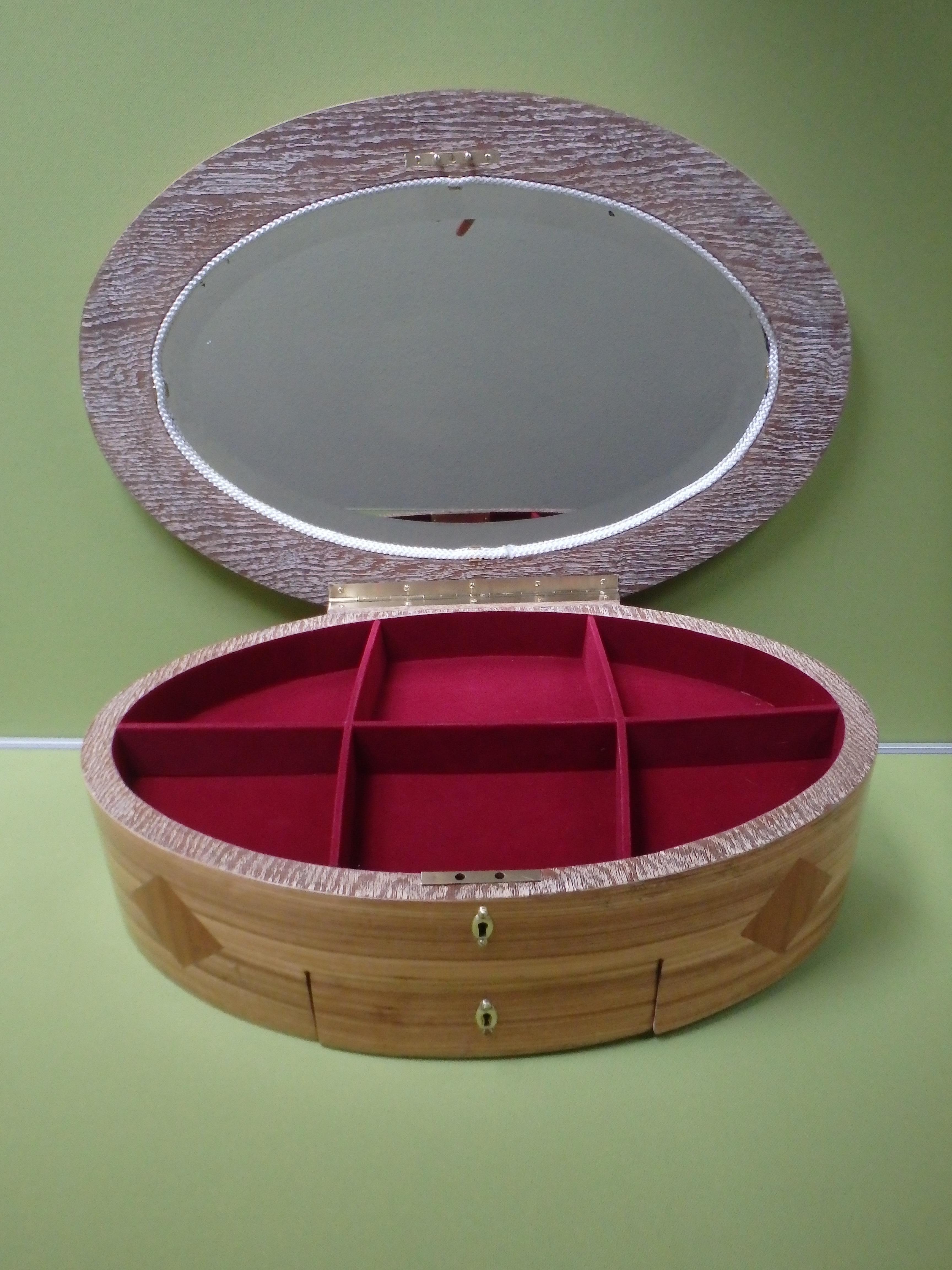 énorme en bois  Boîte à bijoux ou set de maquillage avec miroir ovale pour la coiffeuse  en vente 1