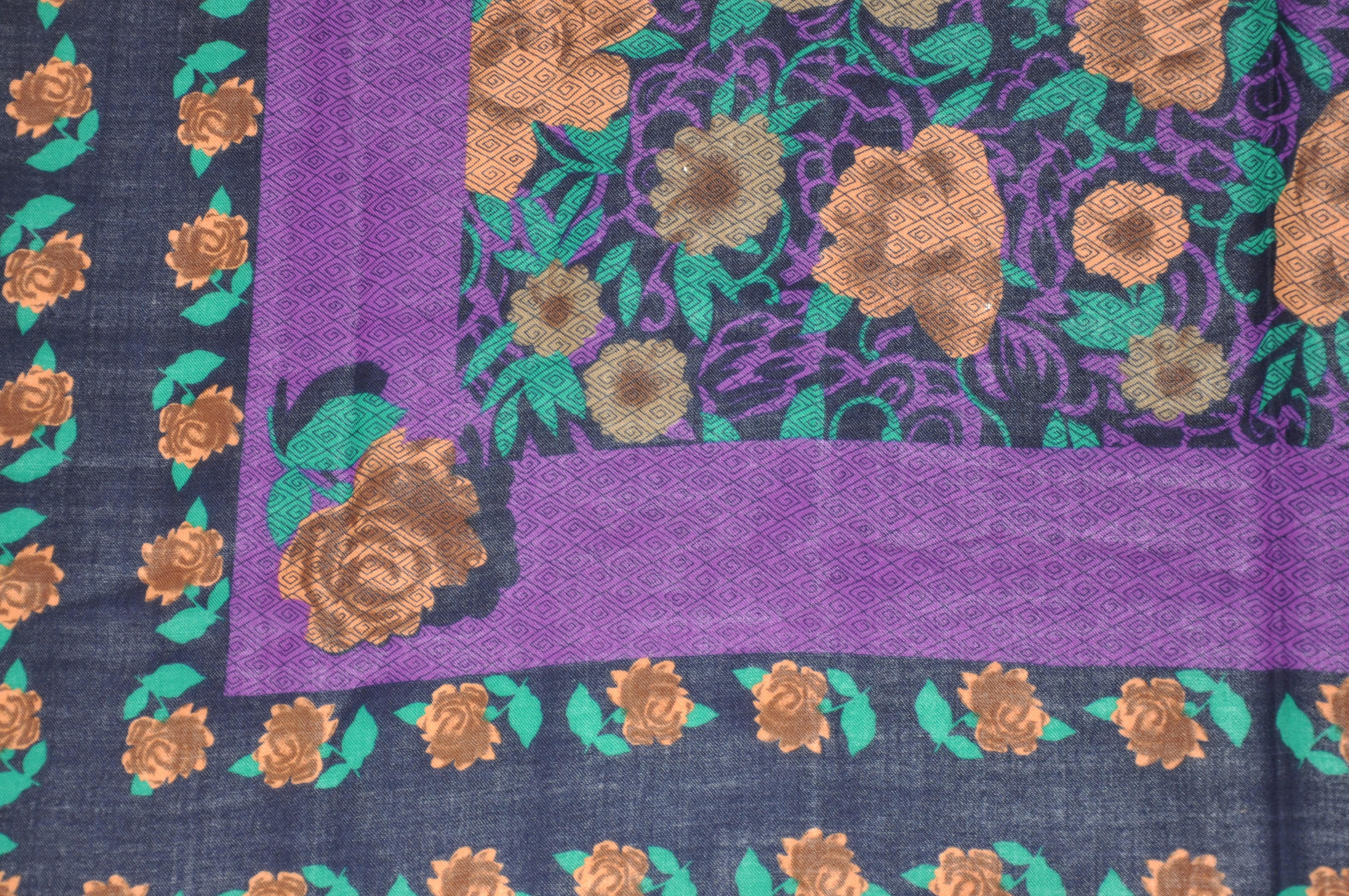 Gris Énorme châle en laine à bordure bleu marine profond avec motifs floraux violets et dorés en vente