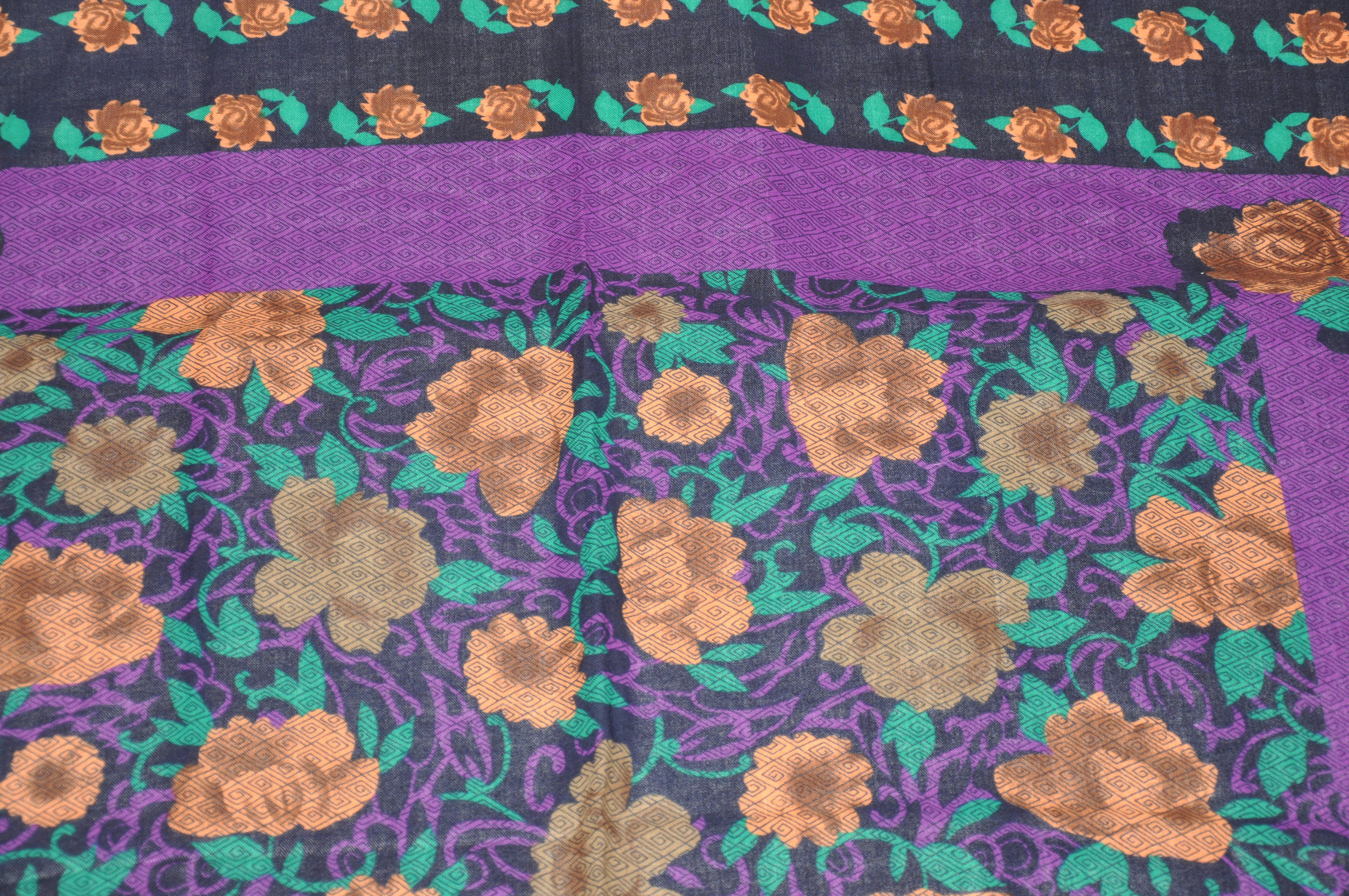 Énorme châle en laine à bordure bleu marine profond avec motifs floraux violets et dorés en vente 1