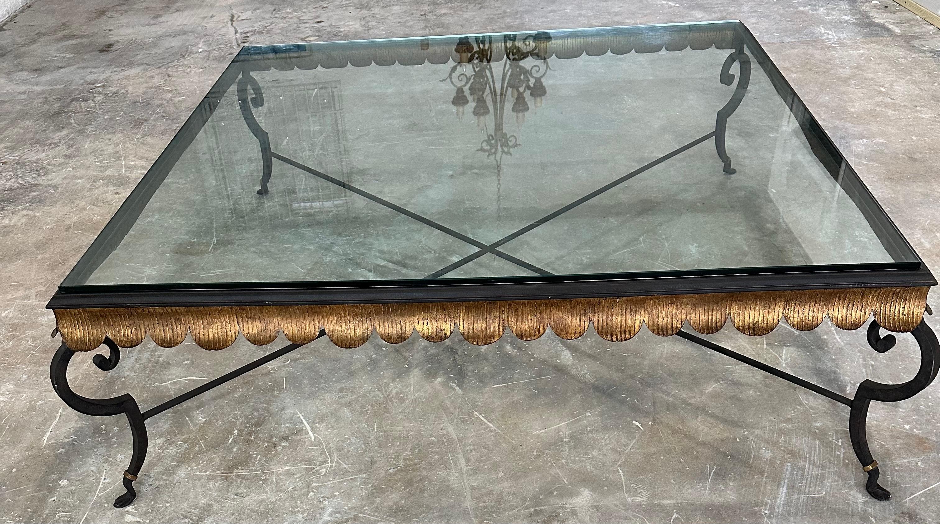 Großer Couchtisch aus Schmiedeeisen und Glas im neoklassischen französischen Stil im Zustand „Gut“ im Angebot in Miami, FL