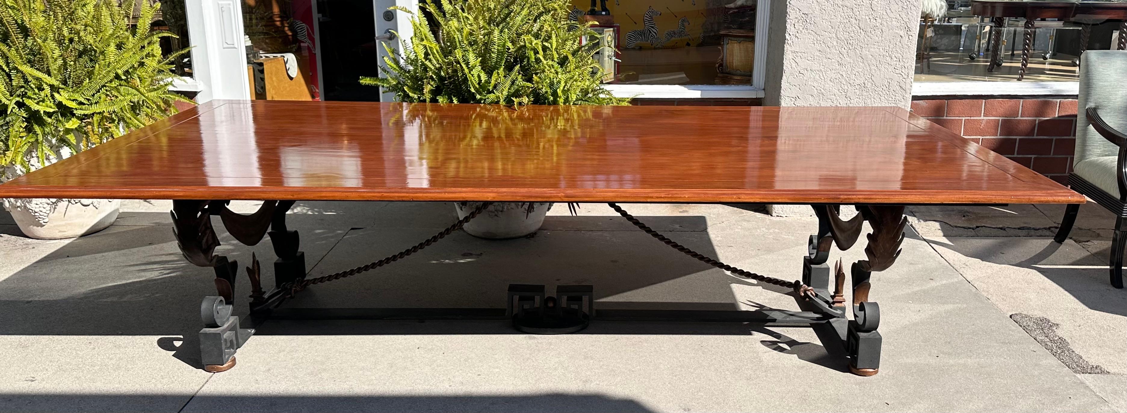 Énorme table de salle à manger 10' en acajou, fer forgé et métal doré de Formations Furniture Bon état - En vente à LOS ANGELES, CA