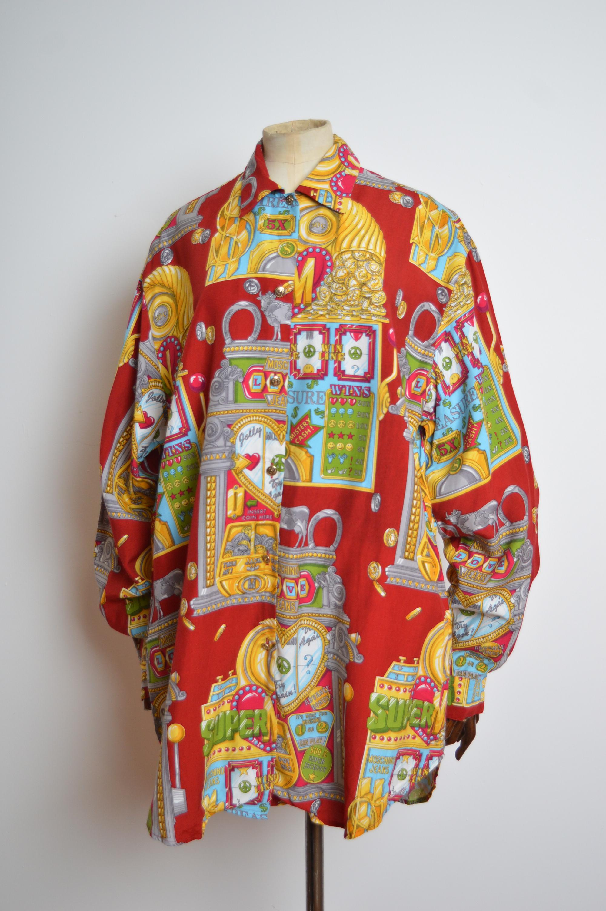 Moschino Casino 1990s Slot Machine Loud Colourful Red pattern shirt 
MADE IN ITALY 
100% Rayon 
Bottoni dorati sul davanti / Vestibilità ampia / Maniche lunghe / Stampa d'archivio
Da fossa a fossa; 25