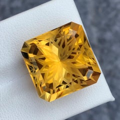 Grande fleur de citrine jaune non sertie de 27,75 carats, taille carrée, provenant d'une mine du Brésil