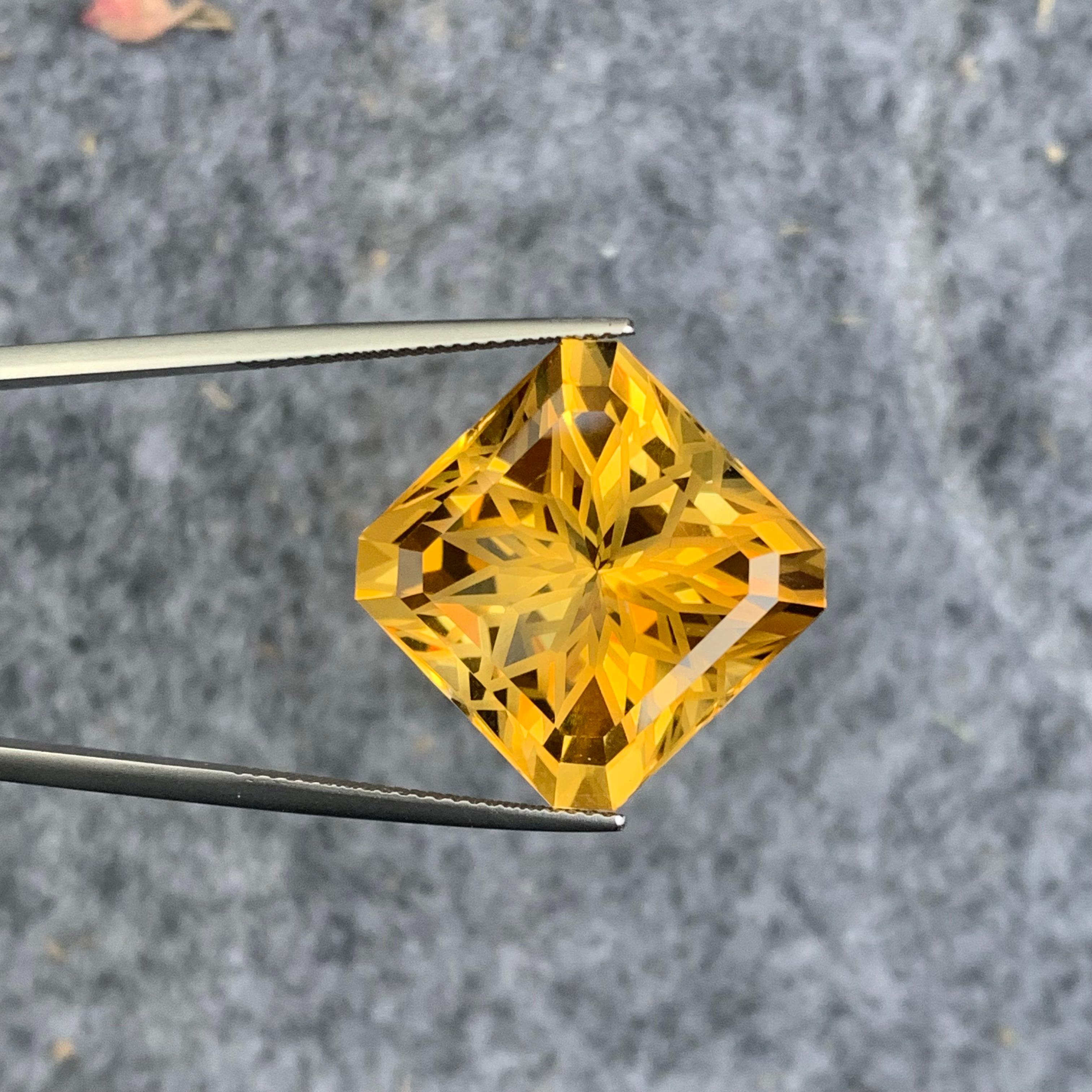Huge Yellow 27.75 Carat Loose Citrine Flower Square Cut from Brazil Mine In New Condition For Sale In Peshawar, PK