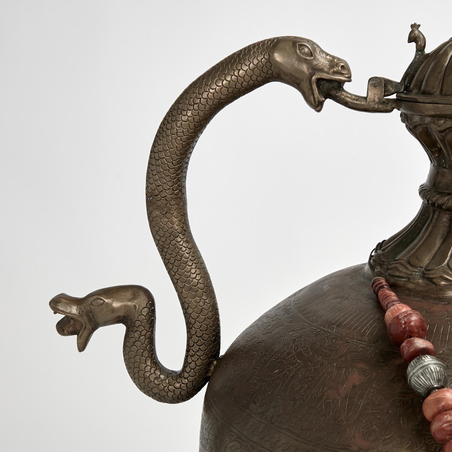 Impressionante teiera turca di grandi dimensioni realizzata a mano in ottone con una struttura scanalata del coperchio con terminale su un contenitore bulboso inciso con simboli e che indossa una collana di perline di pietra con intricate