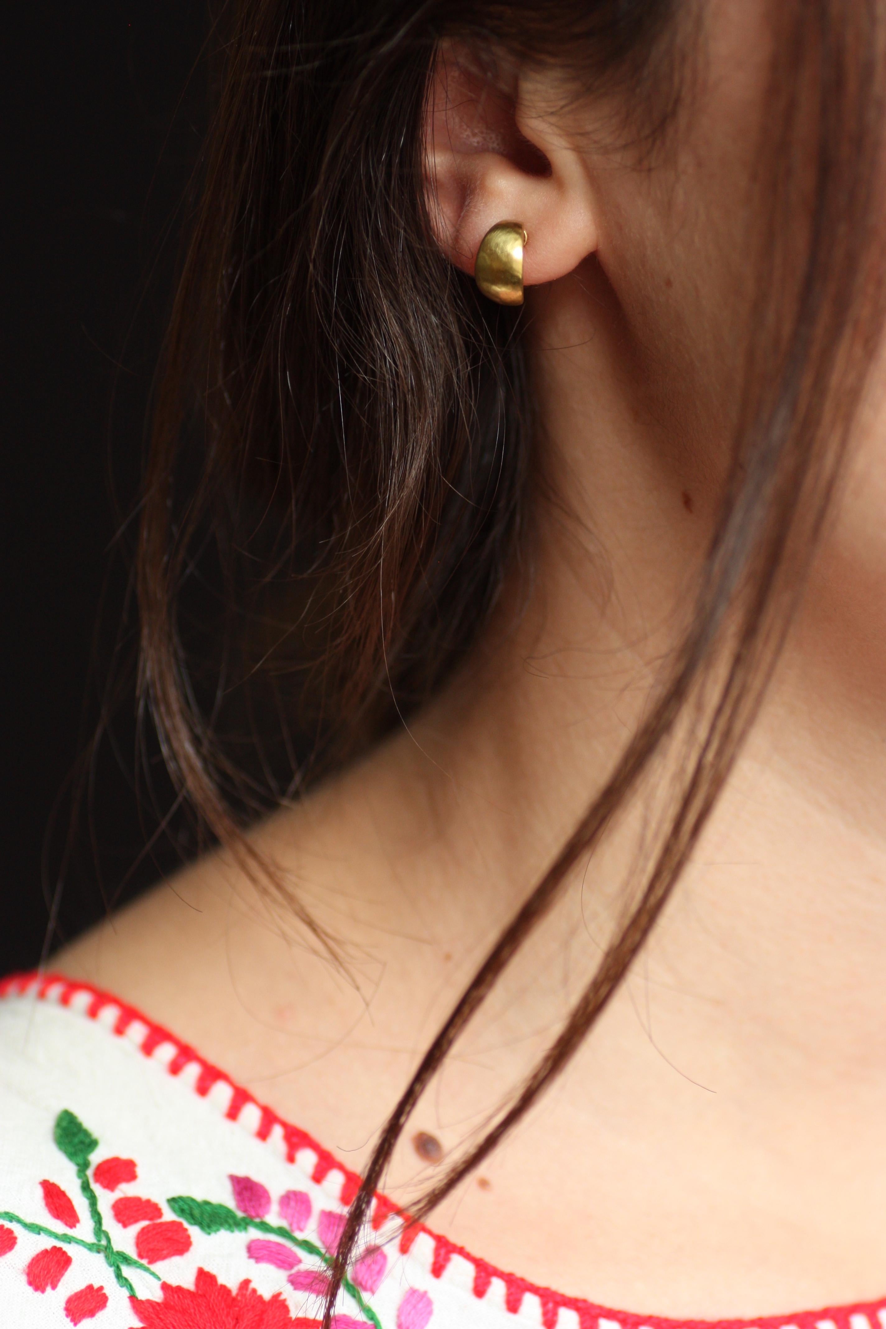 Artisan Boucles d'oreilles Huggie en or jaune 22 carats finition martelée par Bracken Jewelers en vente