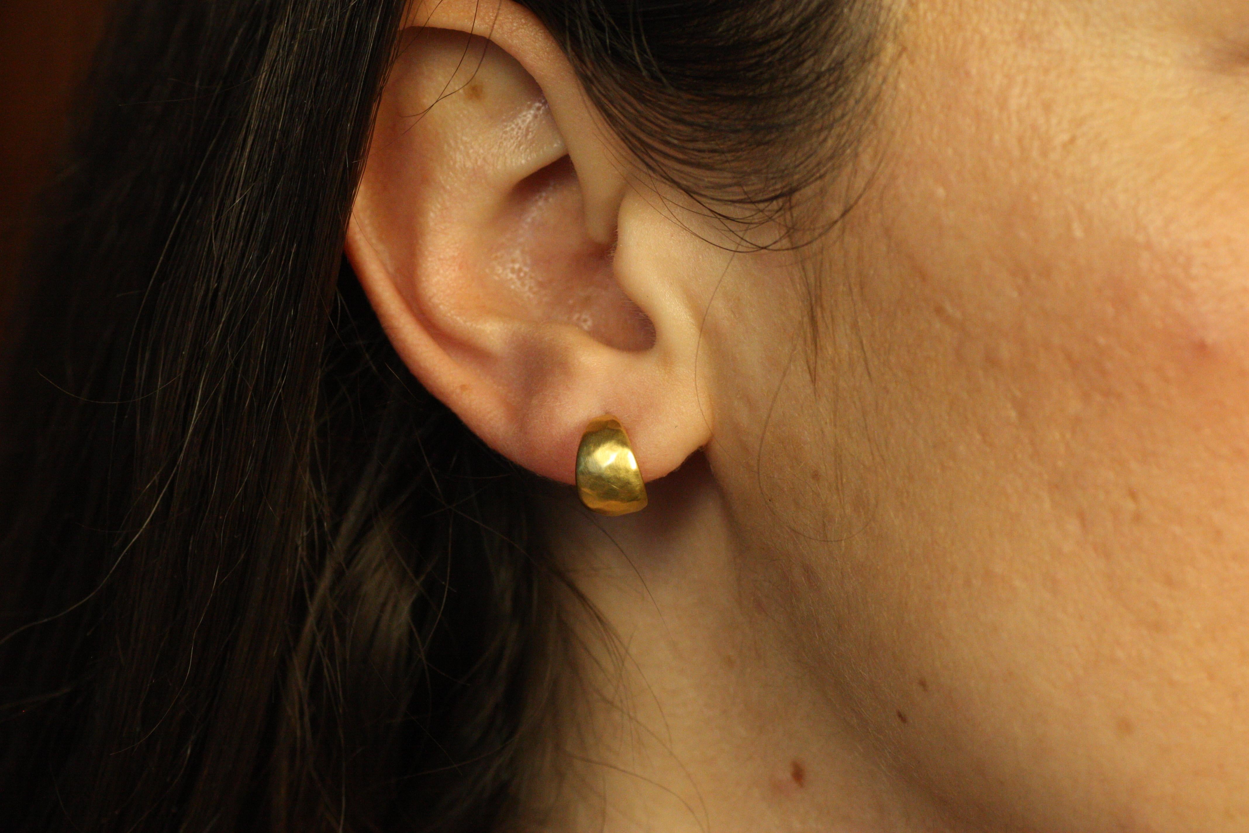 Les Huggie Cuff Earrings allient l'élégance intemporelle à un design minimaliste et moderne. Réalisées en or jaune 22 carats riche et rayonnant, ces boucles d'oreilles sont conçues pour épouser délicatement l'oreille, pour un look chic et discret à