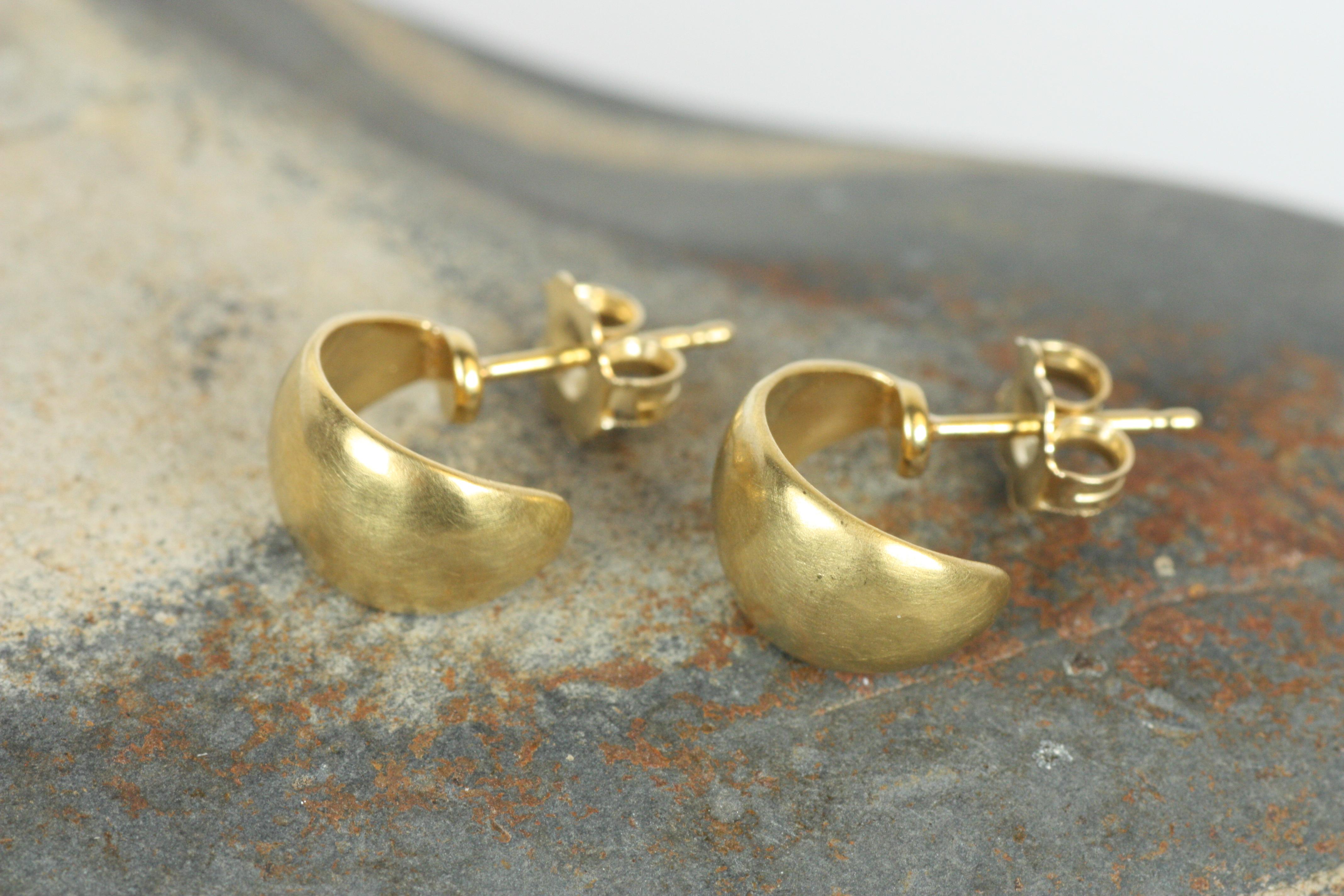 Boucles d'oreilles Huggie en or jaune 22 carats finition martelée par Bracken Jewelers Neuf - En vente à Santa Monica, CA