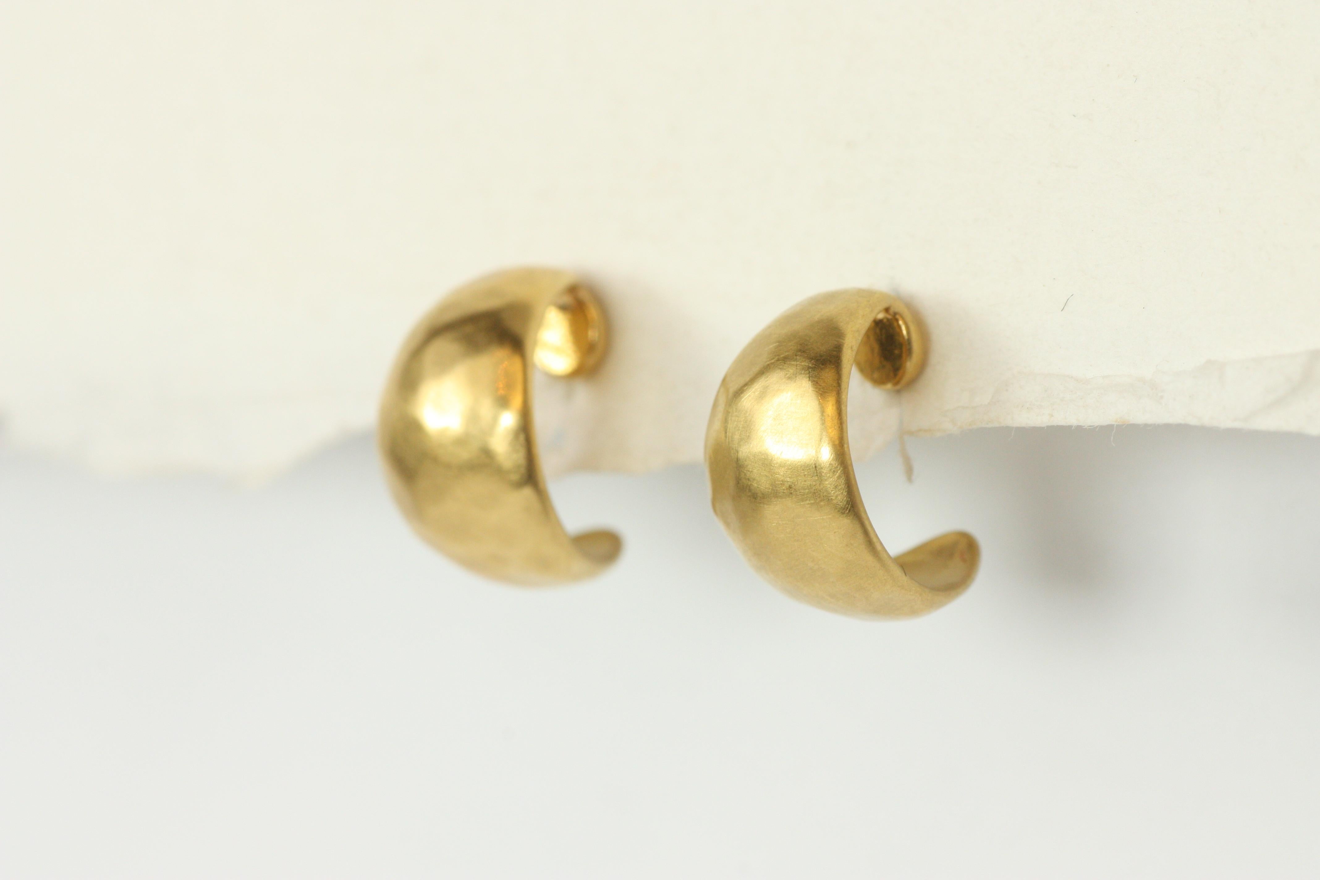 Boucles d'oreilles Huggie en or jaune 22 carats finition martelée par Bracken Jewelers Pour femmes en vente