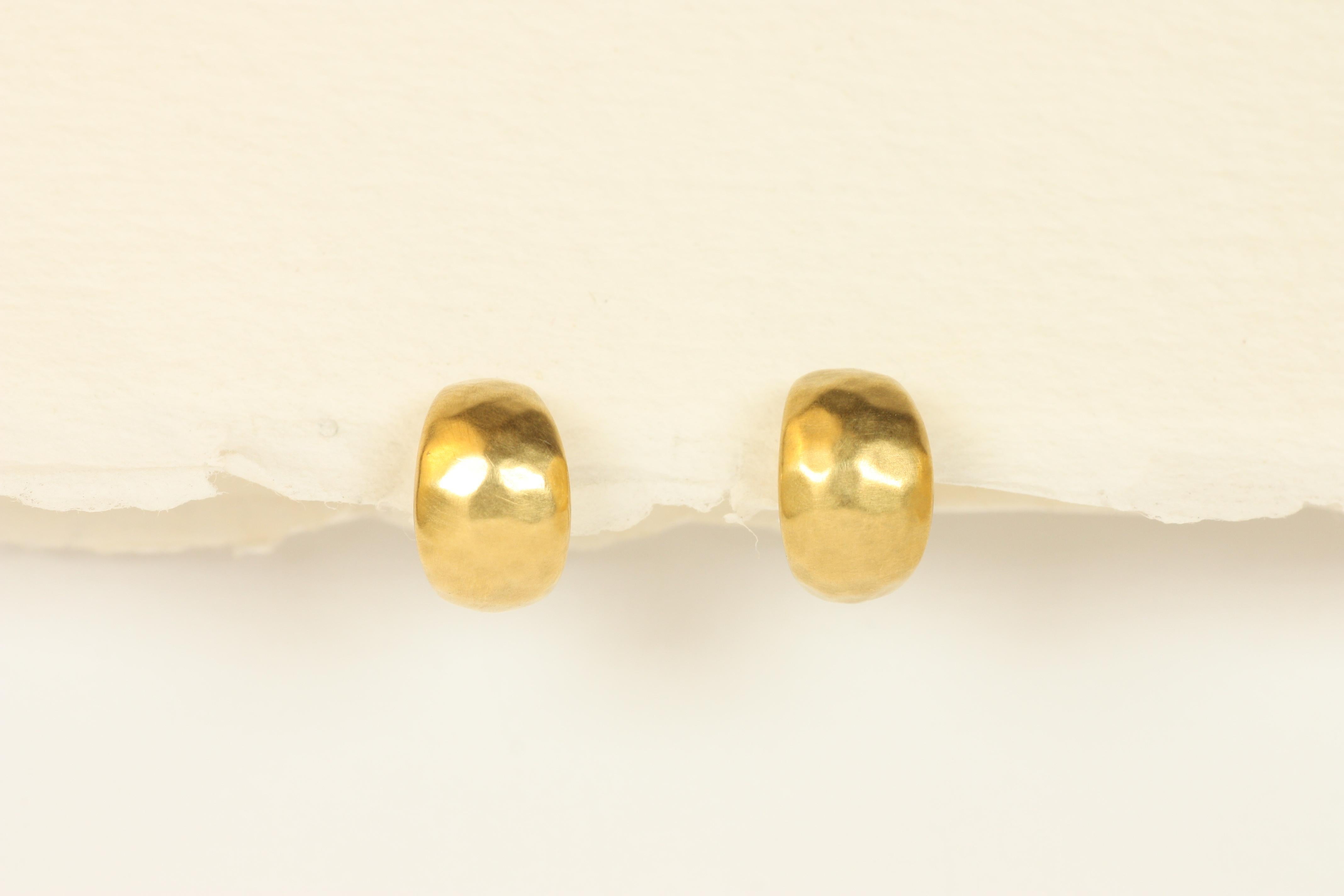 Boucles d'oreilles Huggie en or jaune 22 carats finition martelée par Bracken Jewelers en vente 1