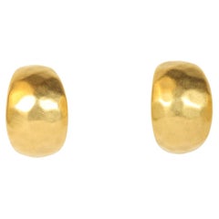 Huggie-Manschettenohrringe aus 22 Karat Gelbgold mit gehämmerter Oberfläche von Bracken Jewelers