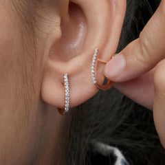 Pendientes minimalistas Huggie Hoop de oro rosa de 14k con diamantes: un regalo de joyería fina para ella