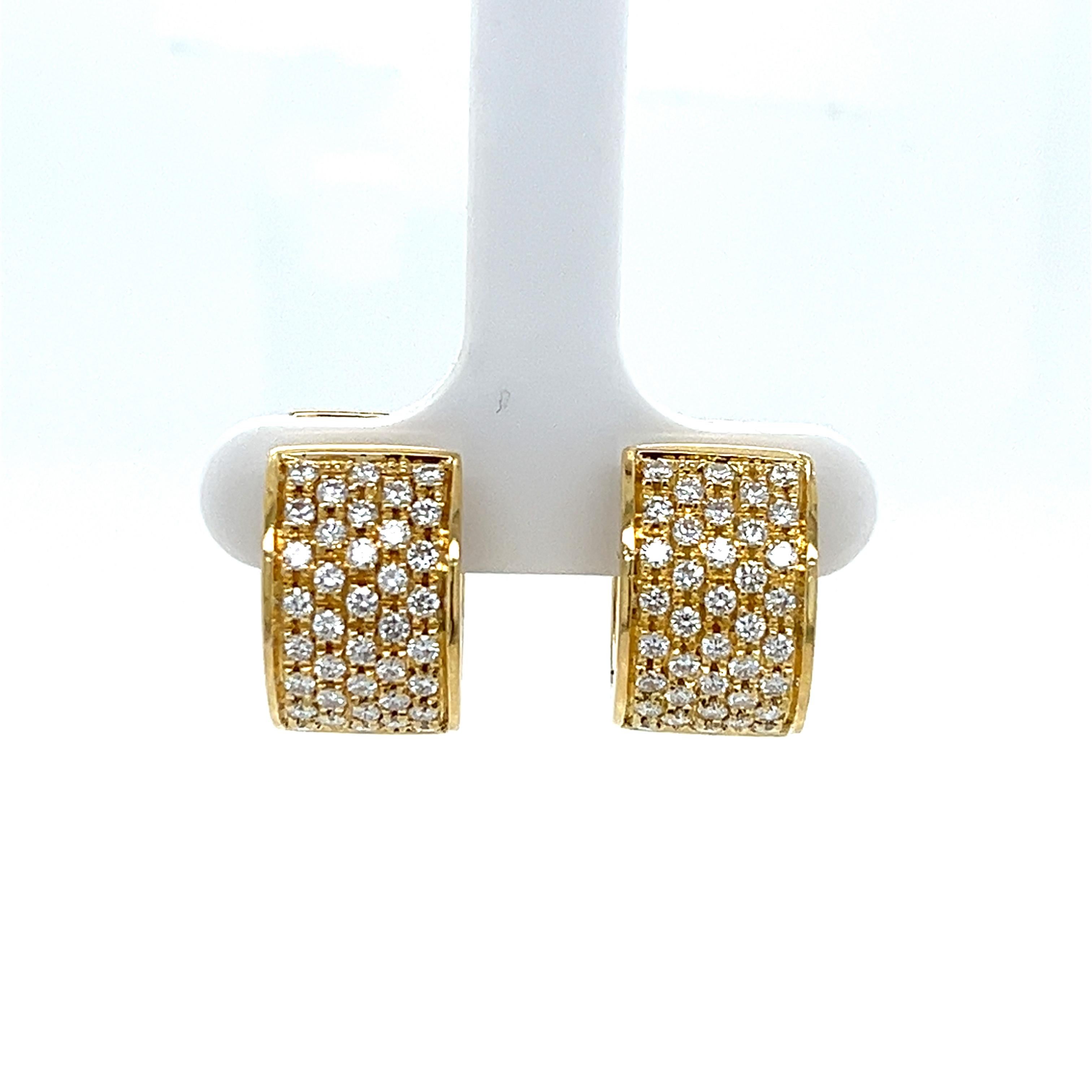 These Huggies in 18kt yellow gold are a stunning blend of elegance and sparkle, featuring 76 diamonds totaling 0.70 carats. The radiant diamonds are perfectly set in a seamless band, offering a refined and luminous touch that enhances the warmth of