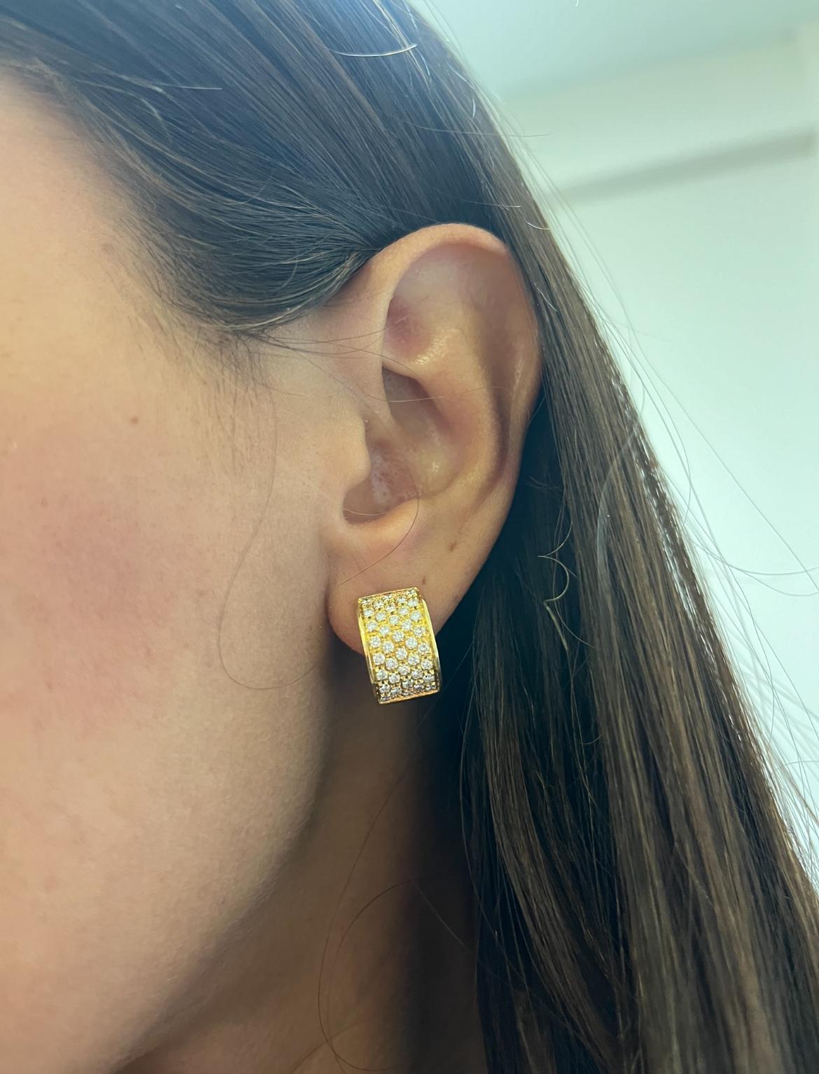 Huggies 18Kt Yellow Gold with Diamonds In Excellent Condition For Sale In Miami, FL