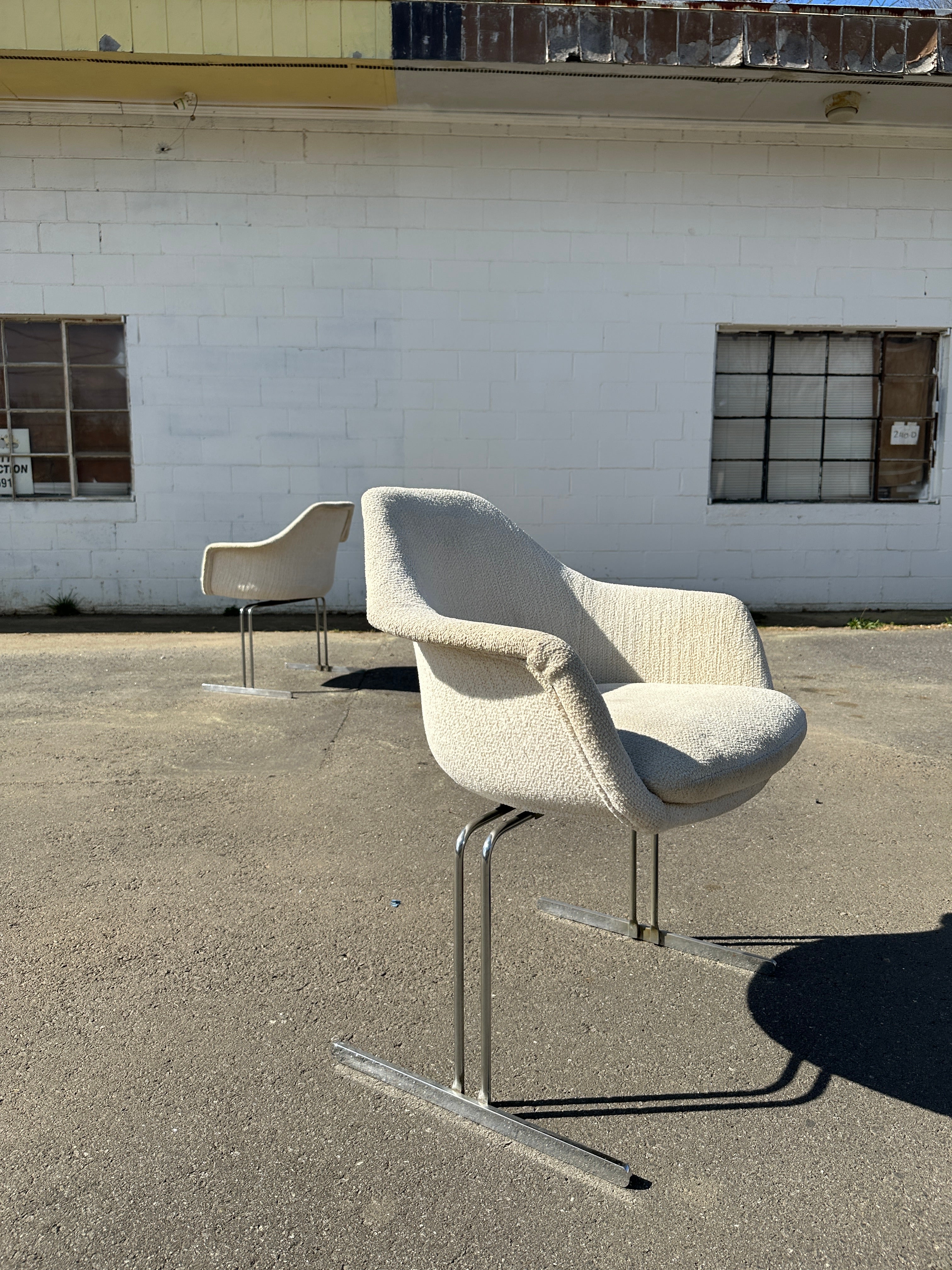 Mid Century Modern Burke action chairs from the ‘Vector Group’. These chairs feature oatmeal tweed and seats come off for easy cleaning and care. Base is made of solid chrome. 

24”W x 23”D x 31”H

Price is for the pair.