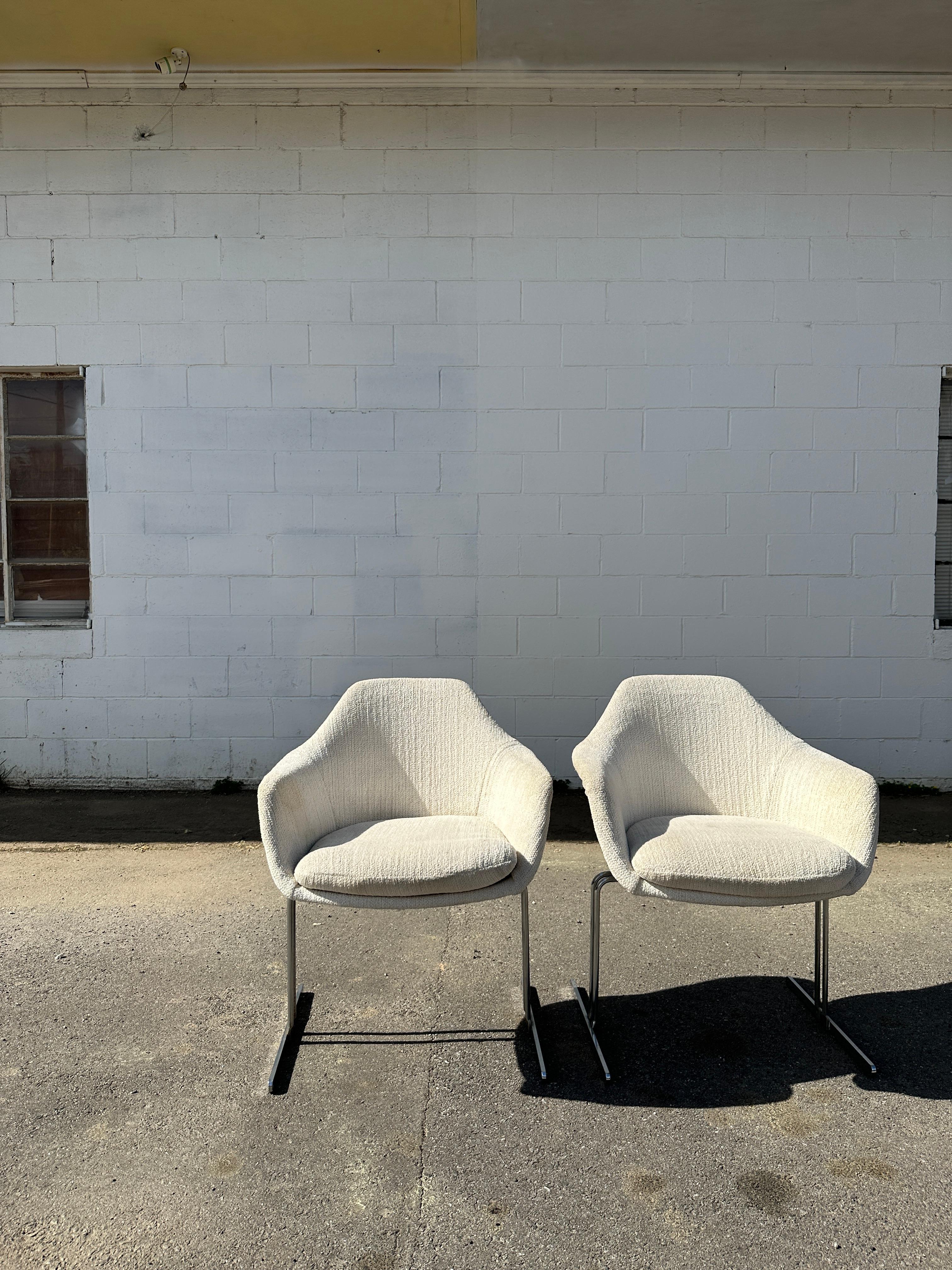 Mid-Century Modern Hugh Acton chairs for Vecta in oatmeal tweed - a pair For Sale