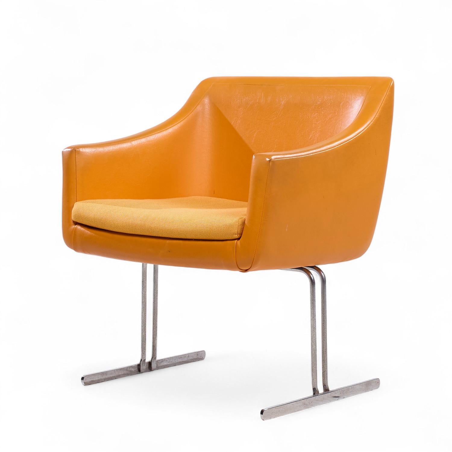 20ième siècle Hughes Acton for Vecta Mid Century Chrome Lounge Chairs - Pair en vente