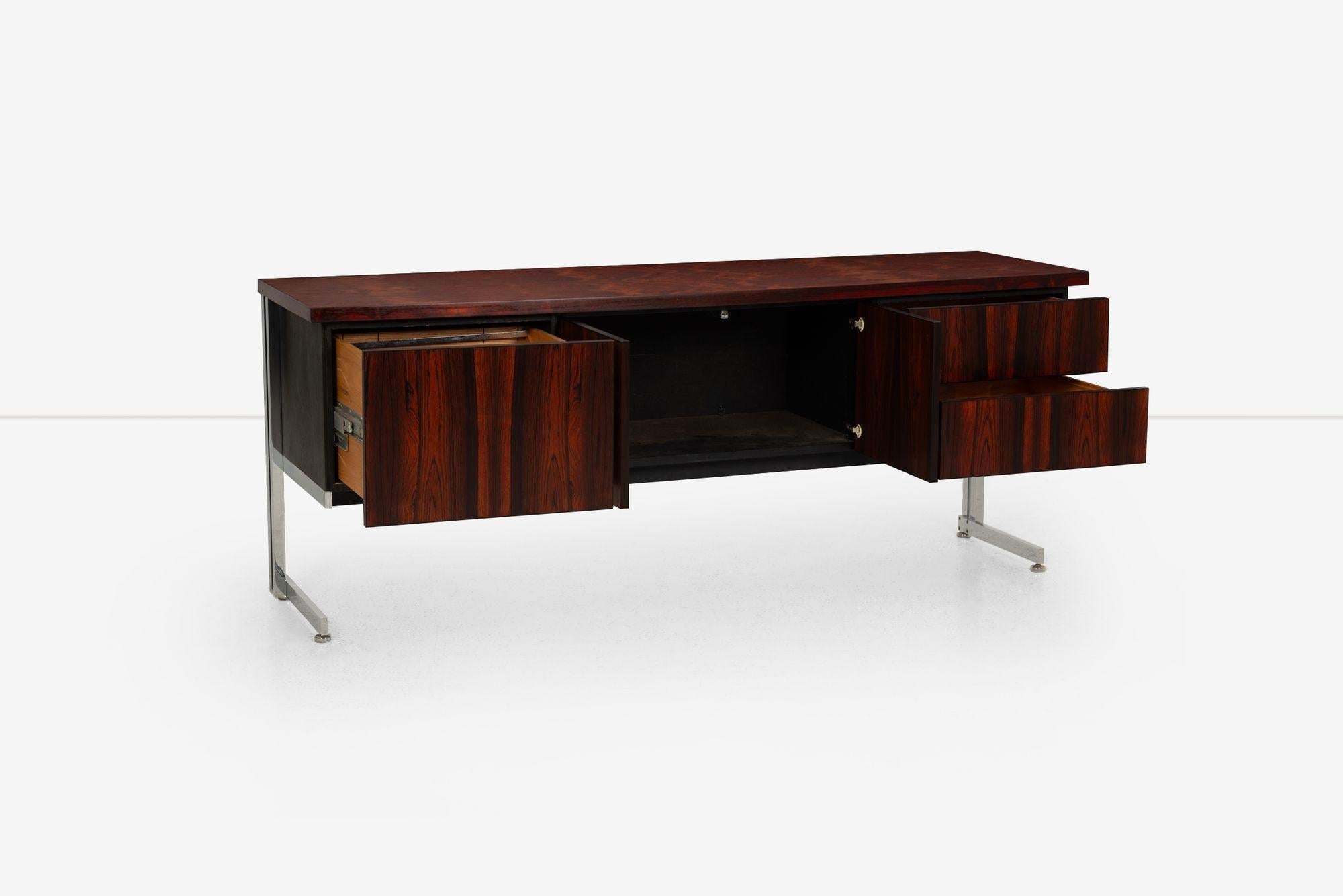A olio Hugh Acton Credenza in palissandro Cantilever International Design in vendita