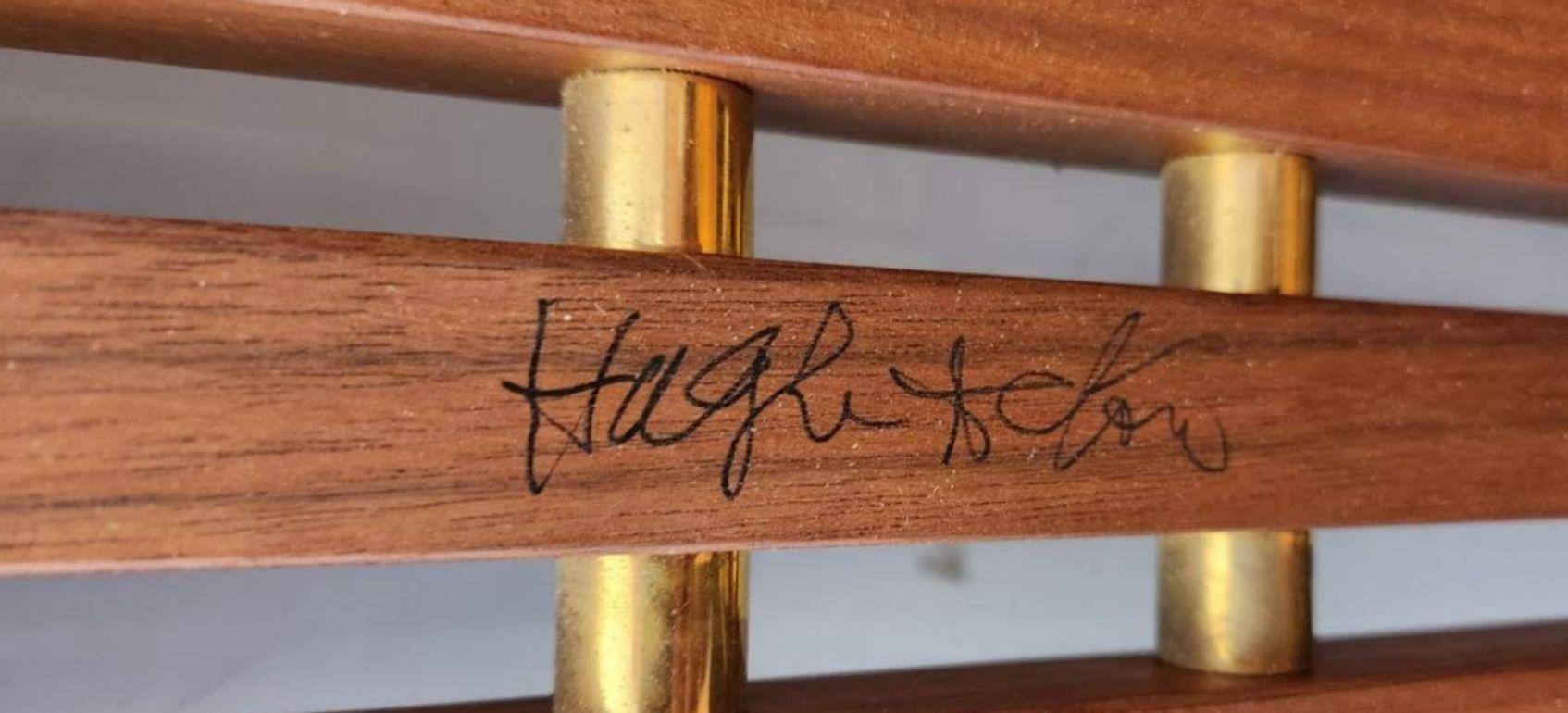 Banc à lattes Hughes Acton, noyer huilé et laiton, 1960 Signé à la main par Acton en vente 2