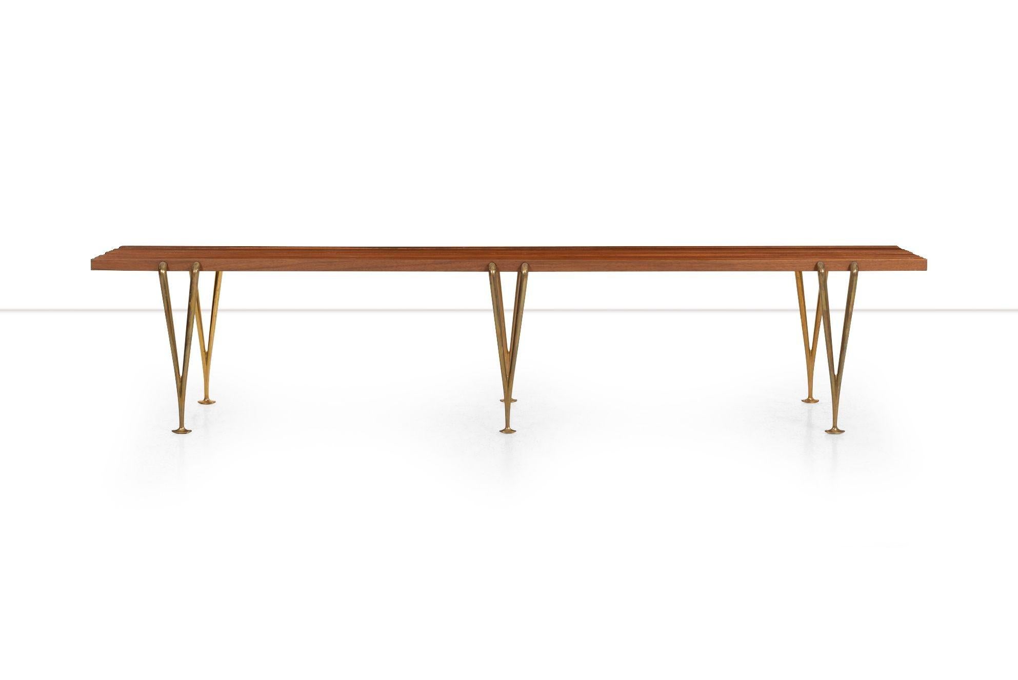 Mid-Century Modern Banc à lattes Hughes Acton, noyer huilé et laiton, 1960 Signé à la main par Acton en vente