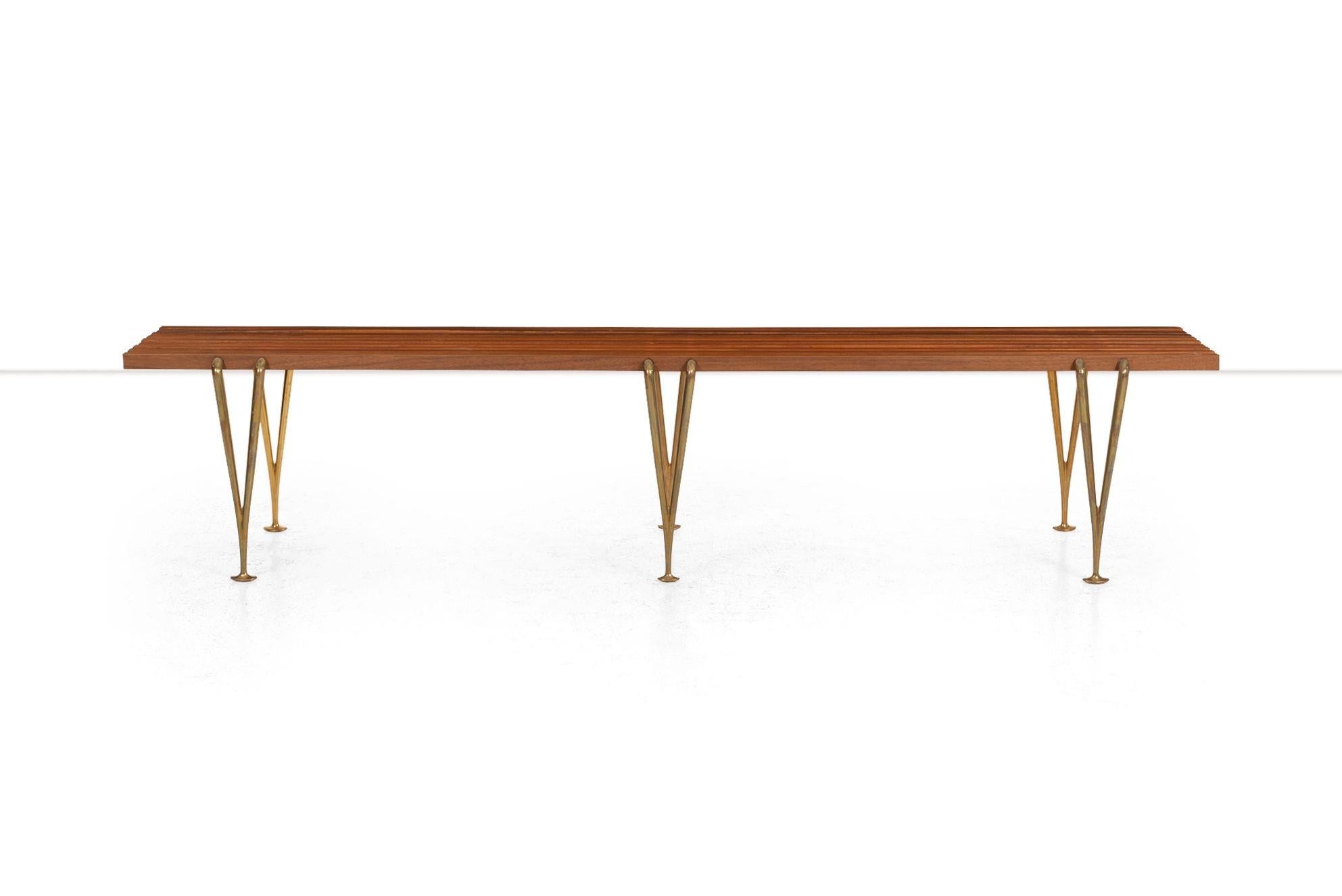 Américain Banc à lattes Hughes Acton, noyer huilé et laiton, 1960 Signé à la main par Acton en vente