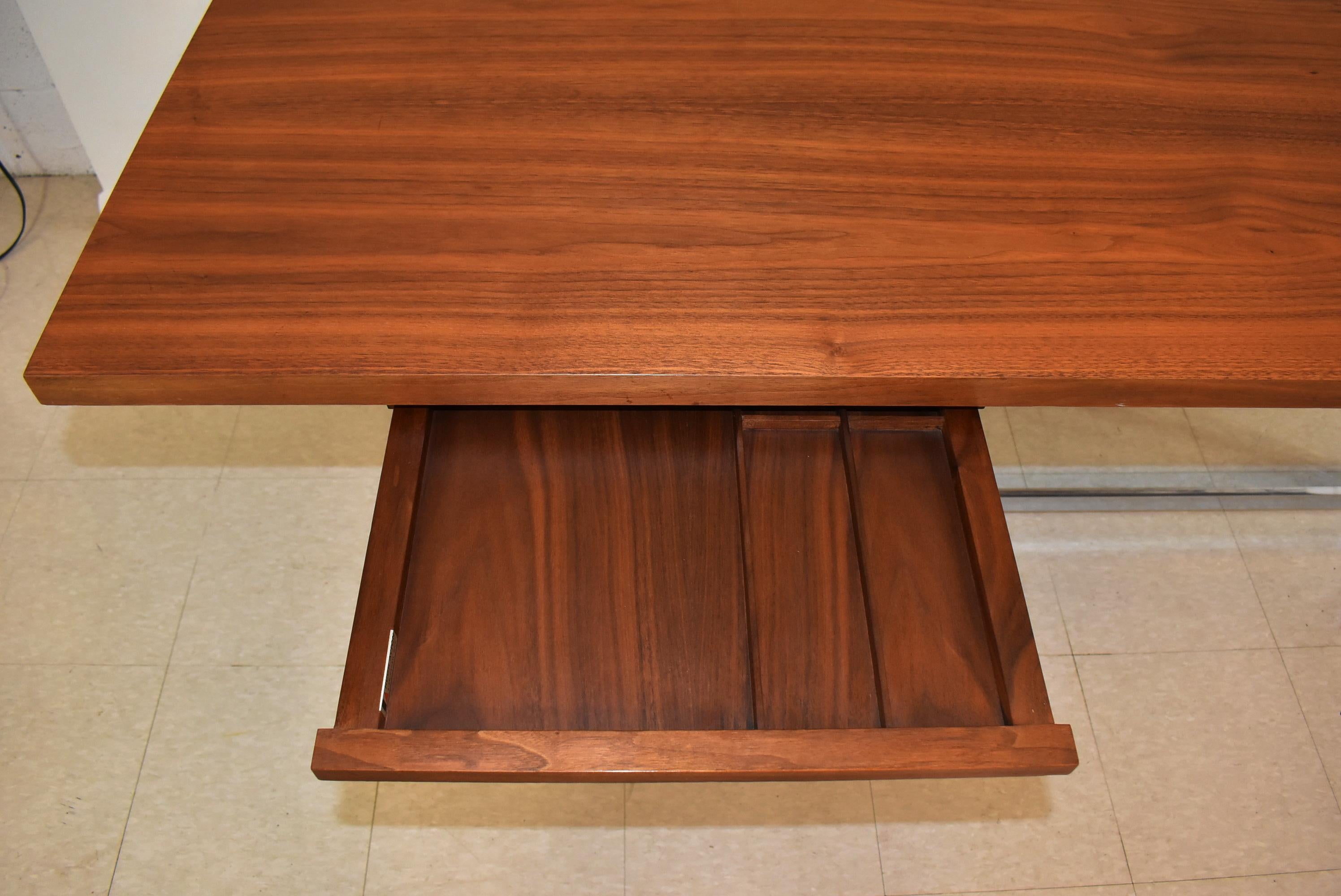 Mid-Century moderno Scrivania Hugh Acton in teak e cromo del Medioevo moderno in vendita