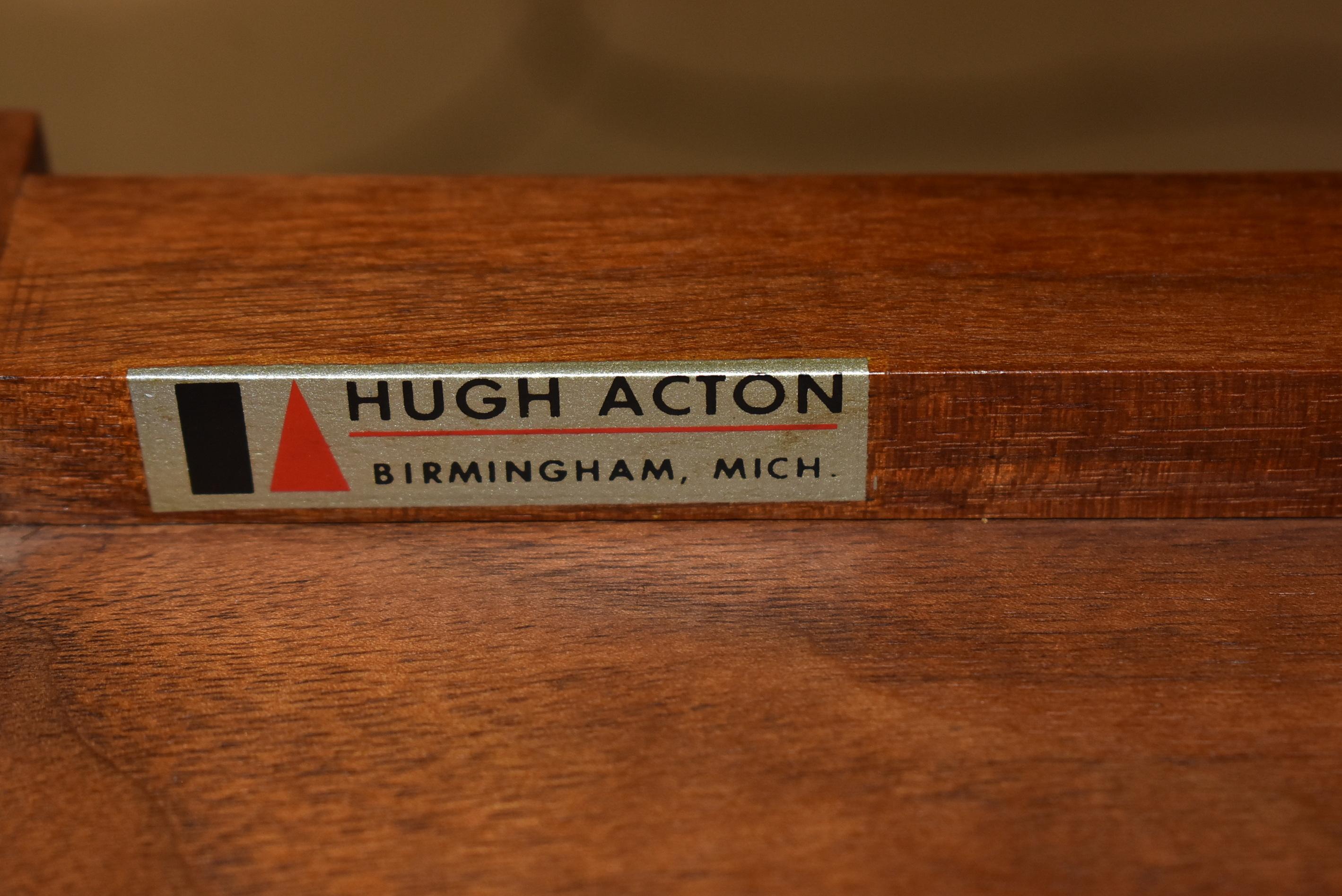 Americano Scrivania Hugh Acton in teak e cromo del Medioevo moderno in vendita