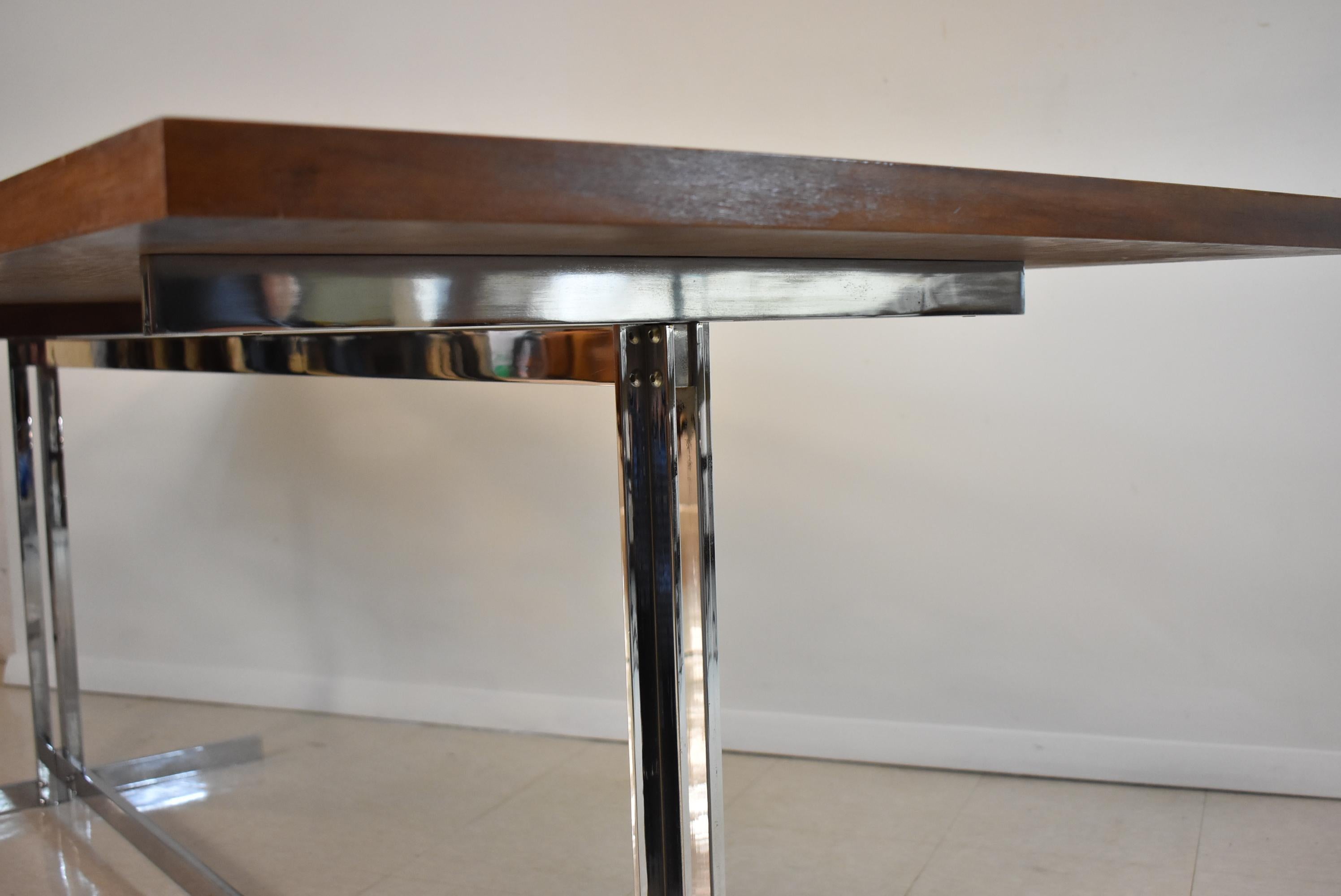 Metà XX secolo Scrivania Hugh Acton in teak e cromo del Medioevo moderno in vendita