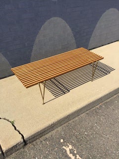 Banc à lattes « Hugh Acton » en noyer et laiton, style Mid-Century Modern, 1960