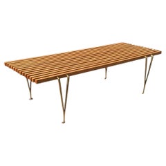 Banc à lattes « Hugh Acton » en noyer et laiton, style Mid-Century Modern, 1960