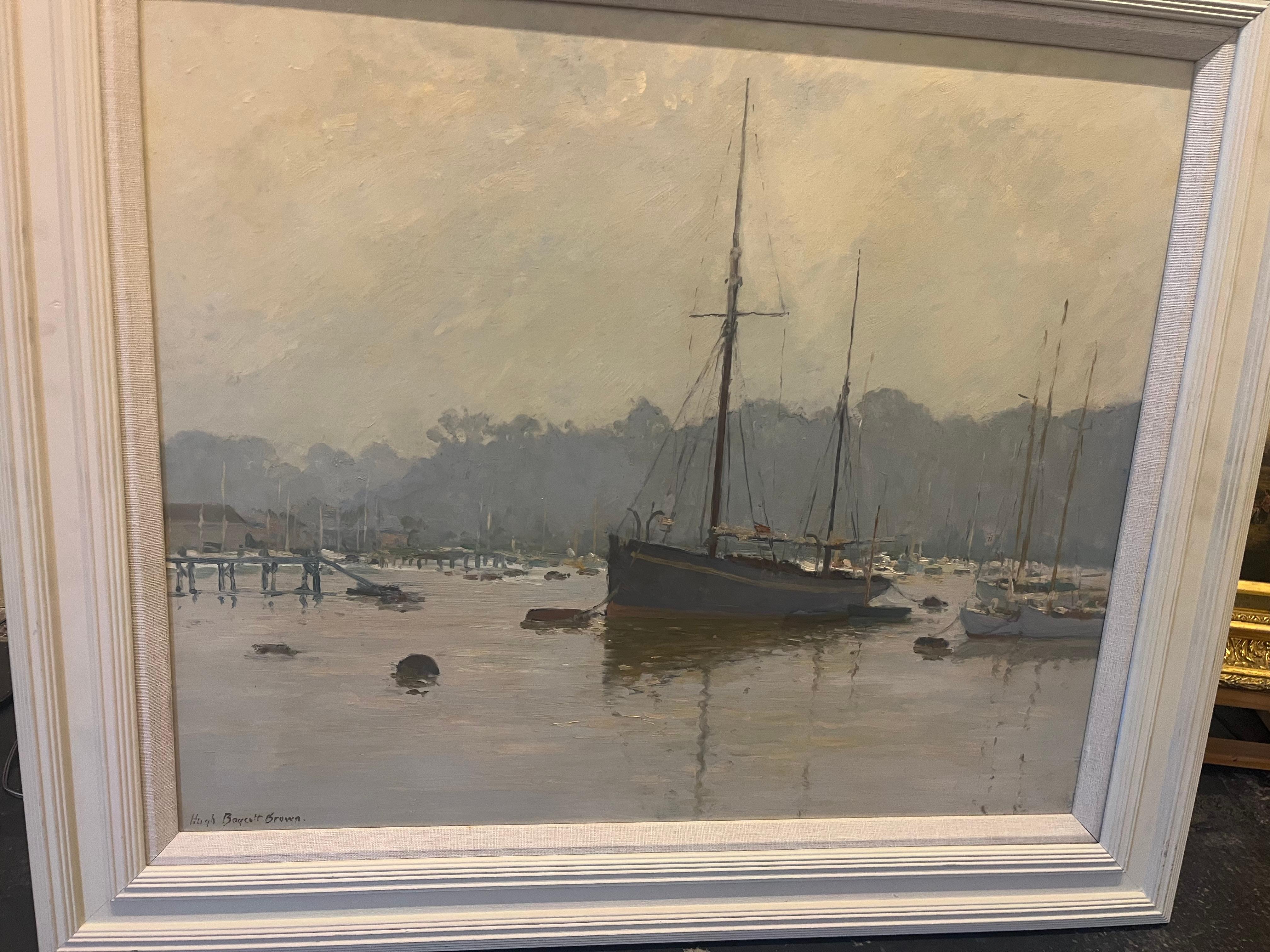 Moderne impressionistische Landschaft Marine Ölgemälde von Booten in einer Marina an einem nebligen Morgen.
Schönes, sanft beleuchtetes Öl auf Karton, signiert und in einem sympathischen handgefertigten Rahmen untergebracht. 
Boycott Brown lernte