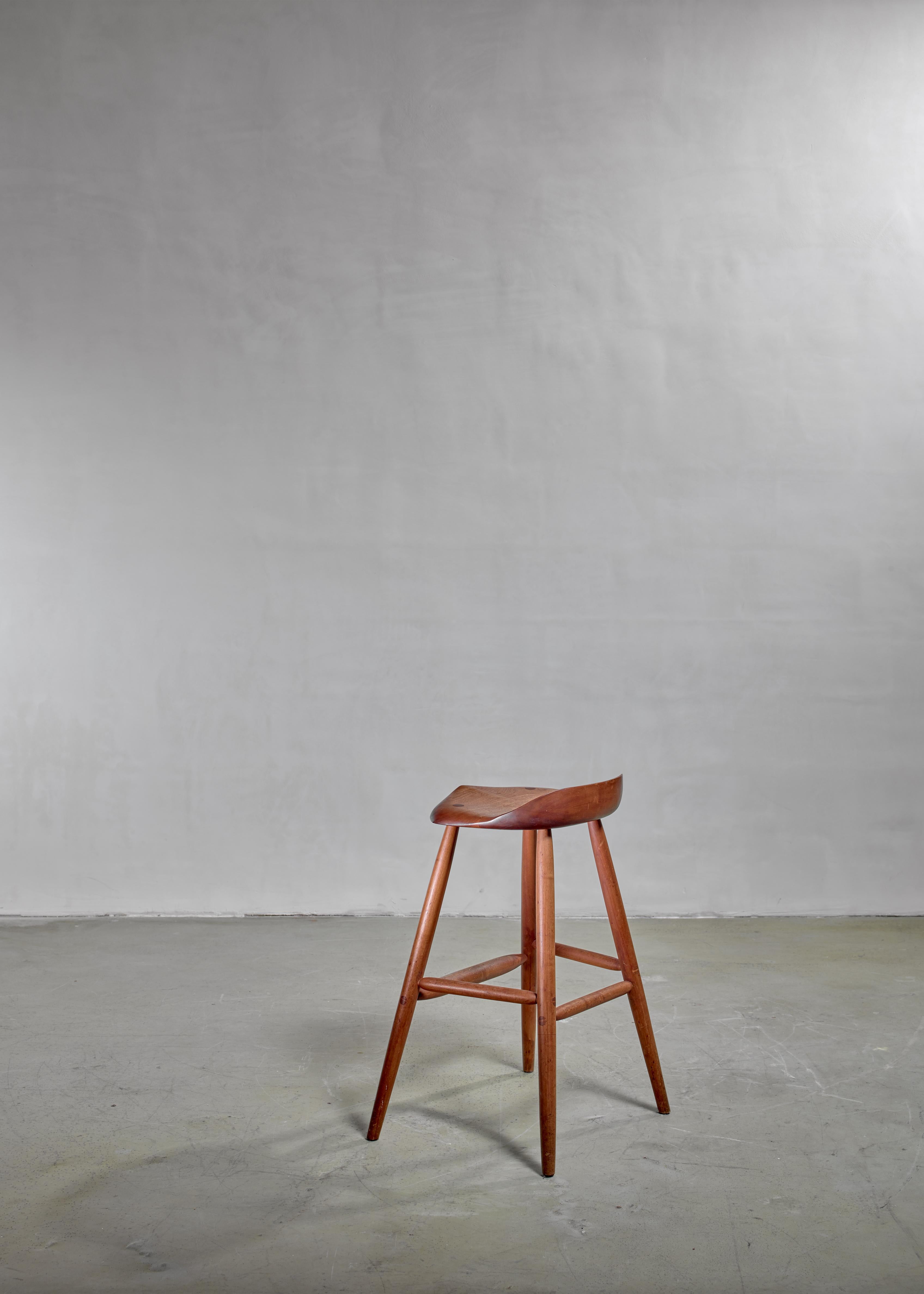 American Craftsman Hugh Davies Walnut Studio Crafted Bar Stool, USA, 1970s For Sale