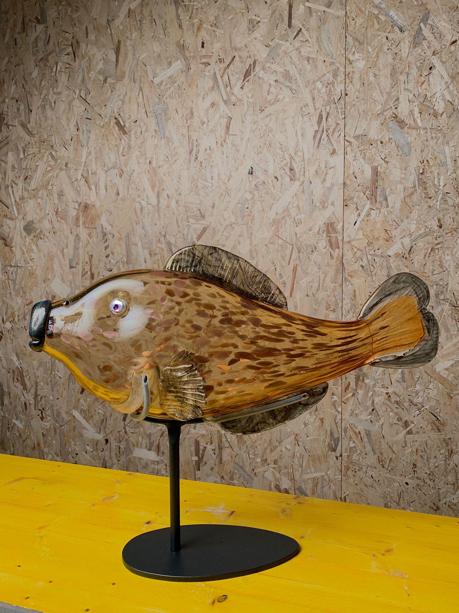 hugh findletar Figurative Sculpture - FishieZ ochre