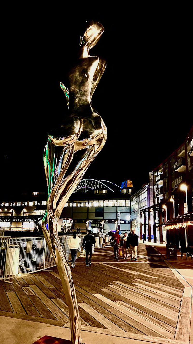 Femme se baignant réfléchissante - Acier inoxydable de qualité marine hautement poli - Sculpture de Hugh McLachlan