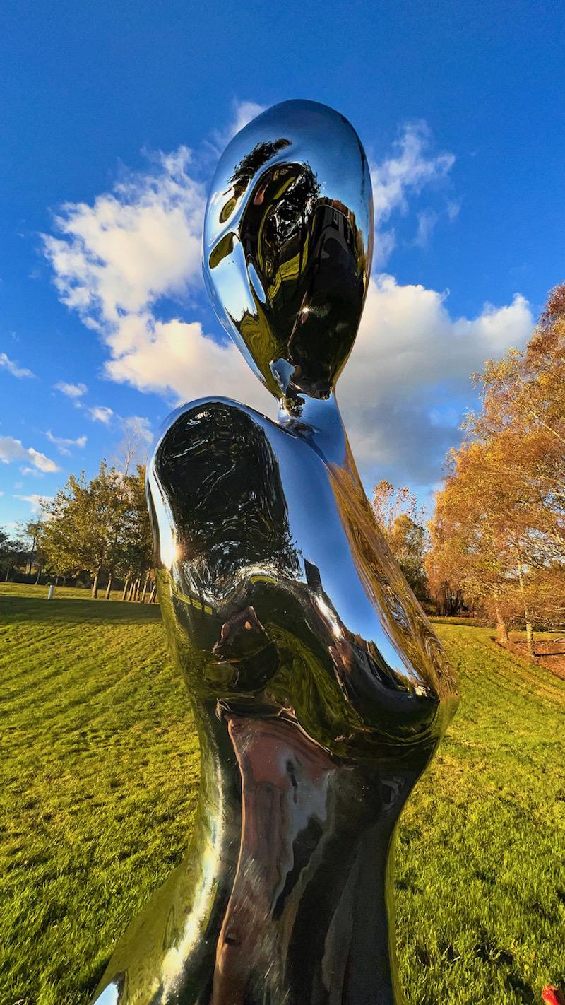 Femme se baignant réfléchissante - Acier inoxydable de qualité marine hautement poli - Abstrait Sculpture par Hugh McLachlan
