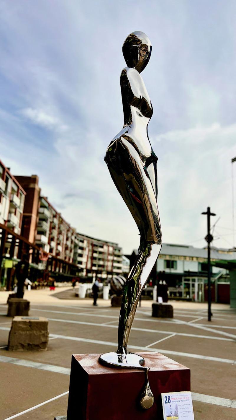 Représentation conceptuelle : Le sujet de la sculpture, une femme qui se baigne, évoque les thèmes de la vulnérabilité, du soin de soi et de l'intimité. Ce concept est véhiculé par l'abstraction de la forme, ce qui permet aux spectateurs