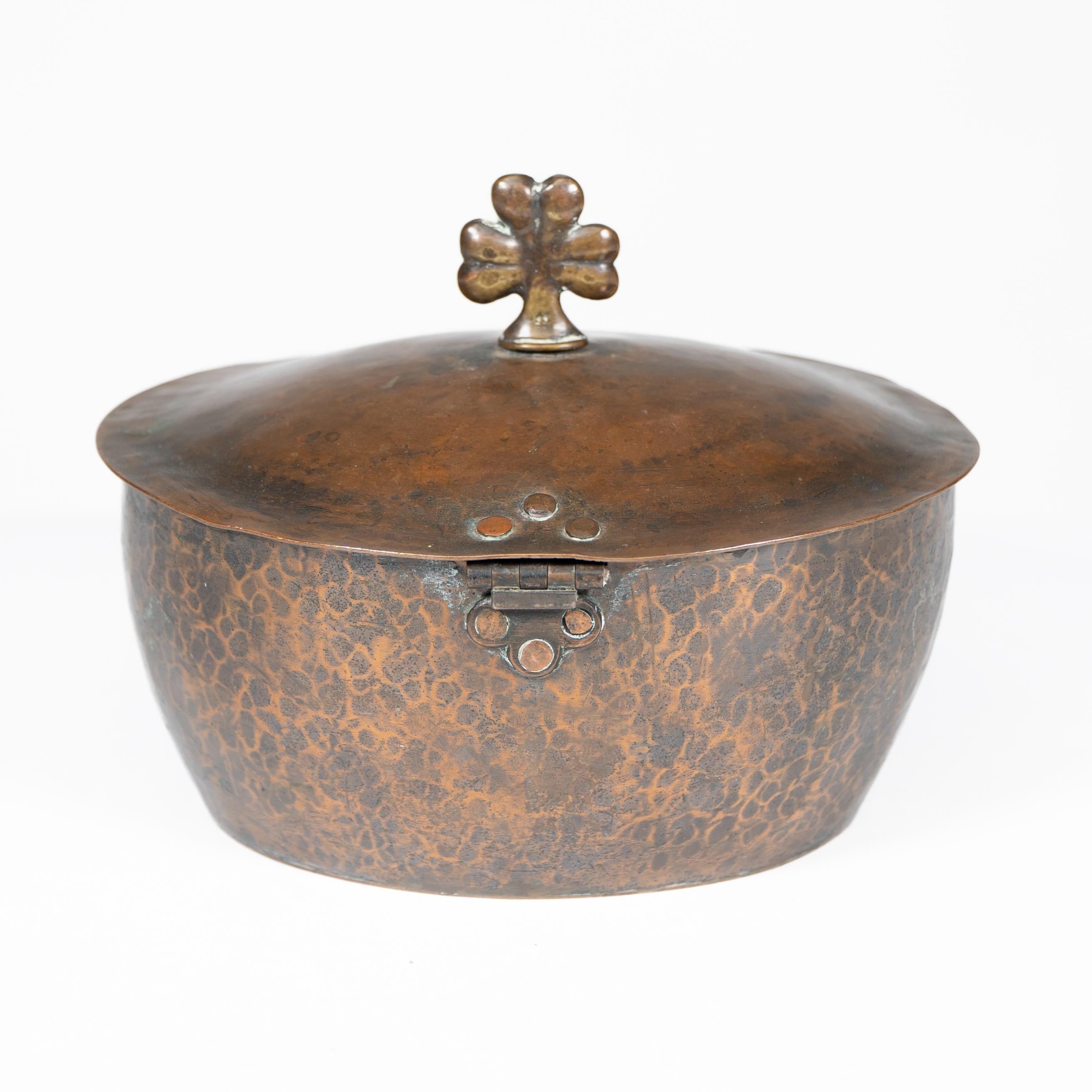 Hugh Wallis. Una pentola e un coperchio in rame martellato a mano di Arts and Crafts In condizioni buone in vendita a London, GB
