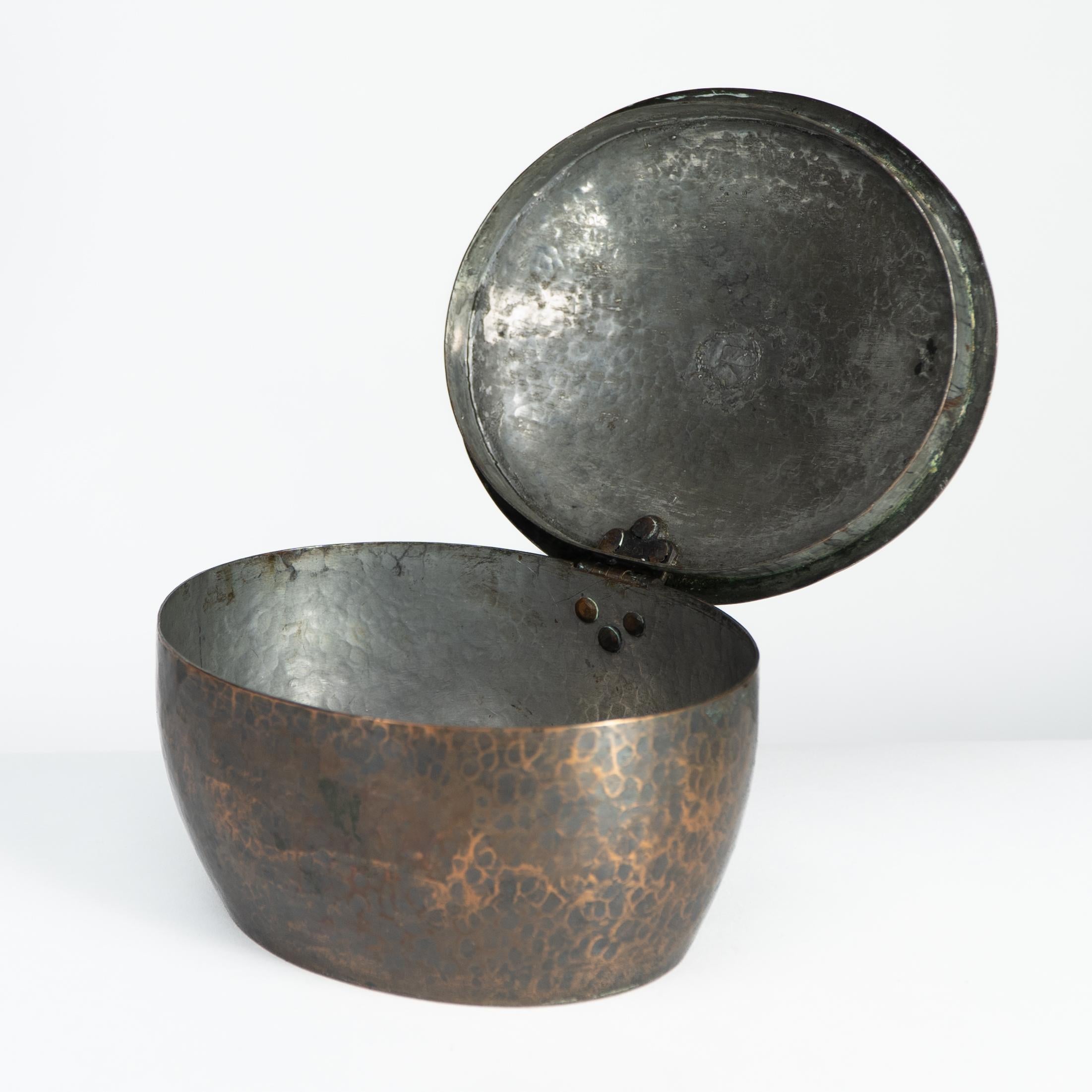 Hugh Wallis. Una pentola e un coperchio in rame martellato a mano di Arts and Crafts in vendita 1