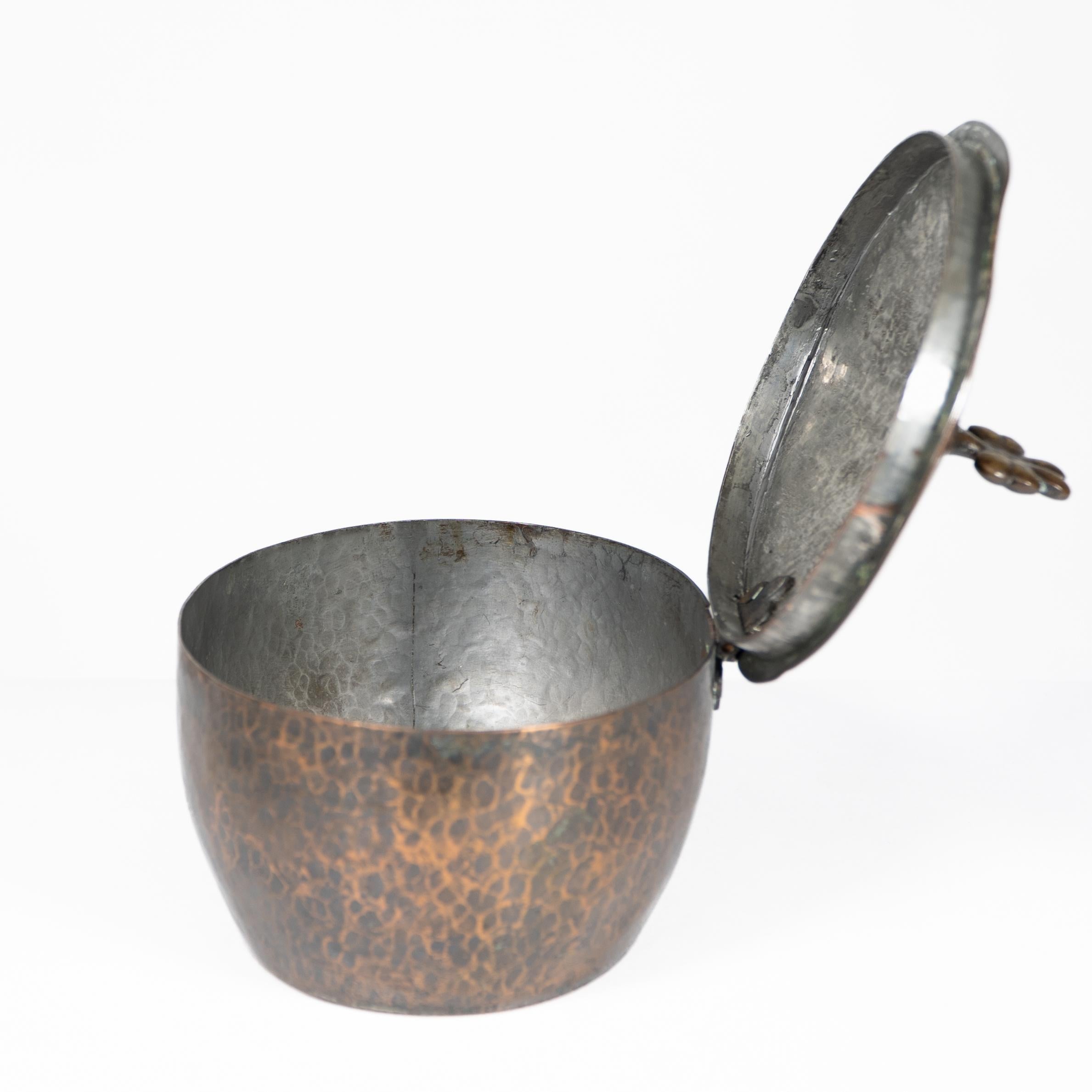 Hugh Wallis. Una pentola e un coperchio in rame martellato a mano di Arts and Crafts in vendita 2