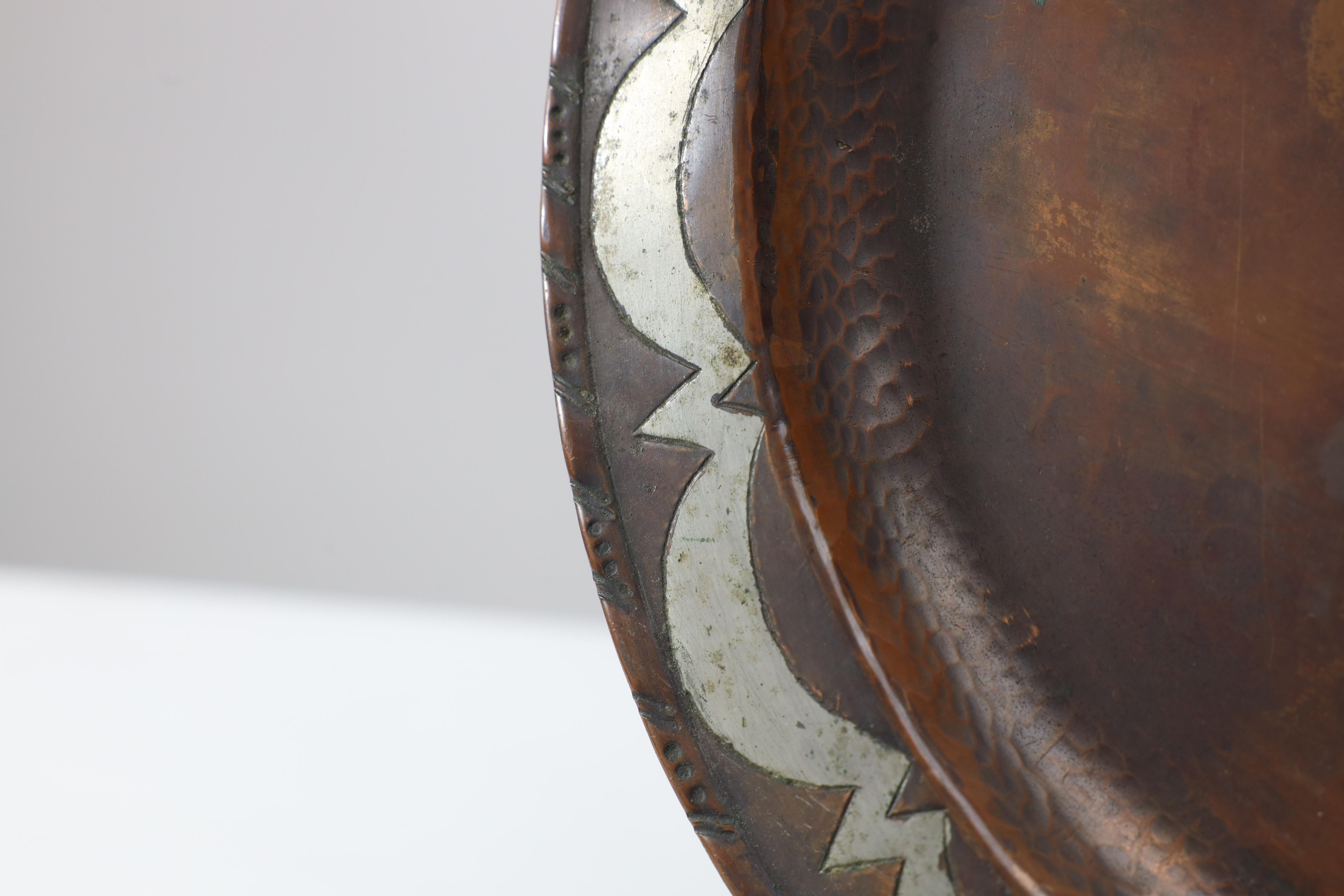 Hugh Wallis. Plaque ronde en cuivre, formée à la main, de style Copper Craft en vente 1