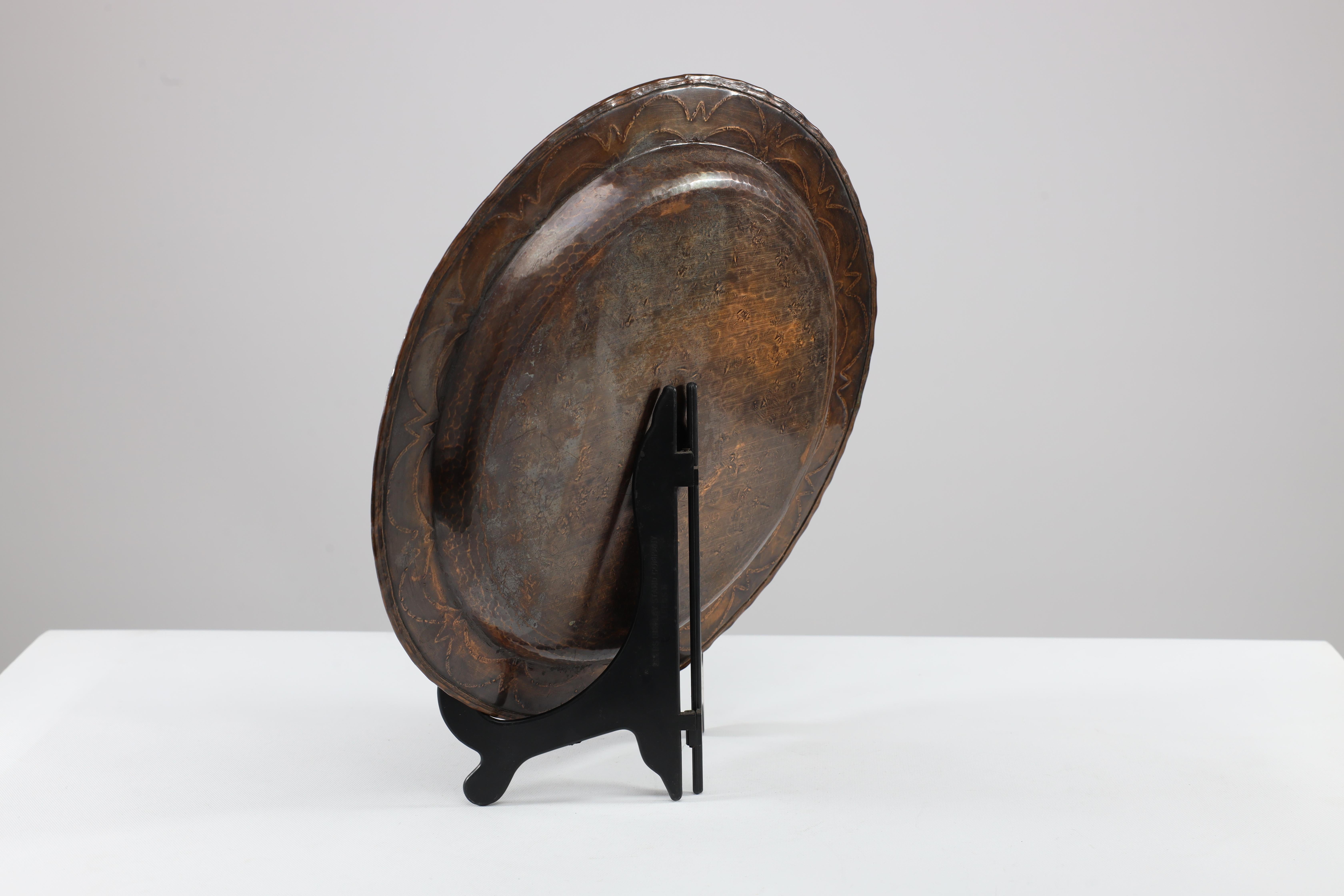 Anglais Hugh Wallis. Plaque ronde en cuivre, formée à la main, de style Copper Craft en vente